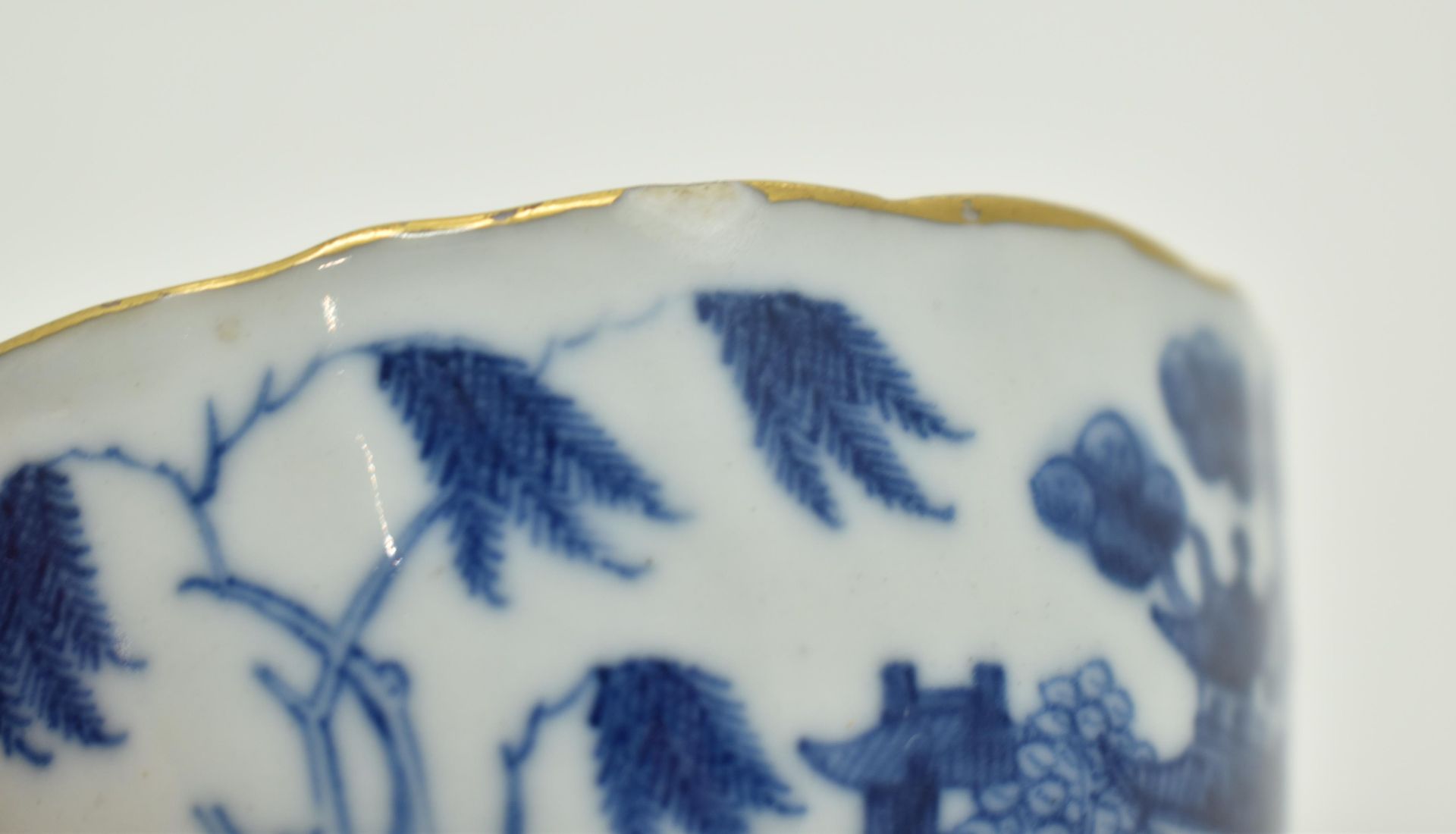 19TH CENTURY CHINESE GILT BLUE AND WHITE BOWL 清 青花山水碗 - Bild 9 aus 10