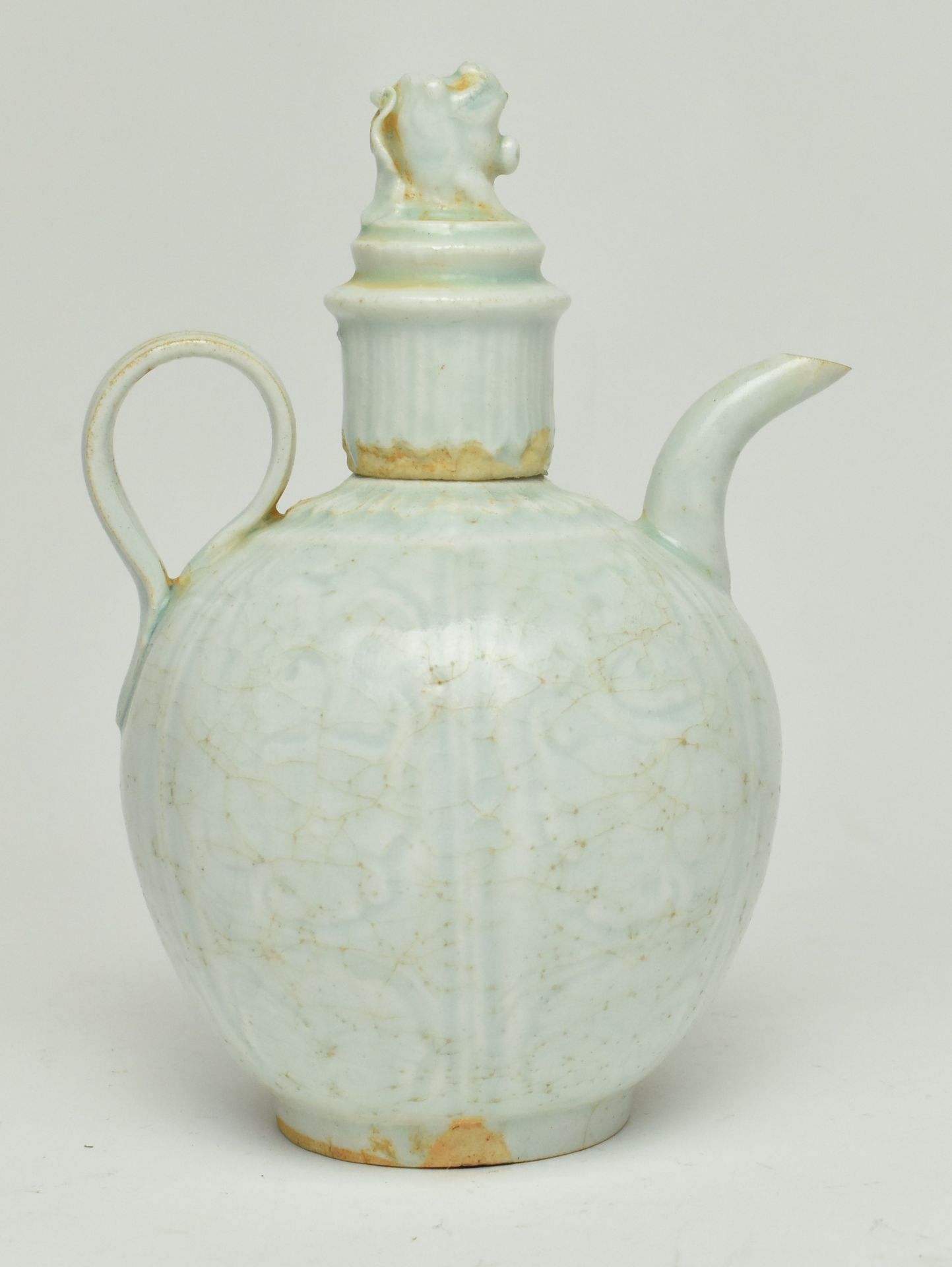 QING QINGBAI EWER WITH LION FINIAL COVER 晚清仿北宋清白执壶 - Image 2 of 9