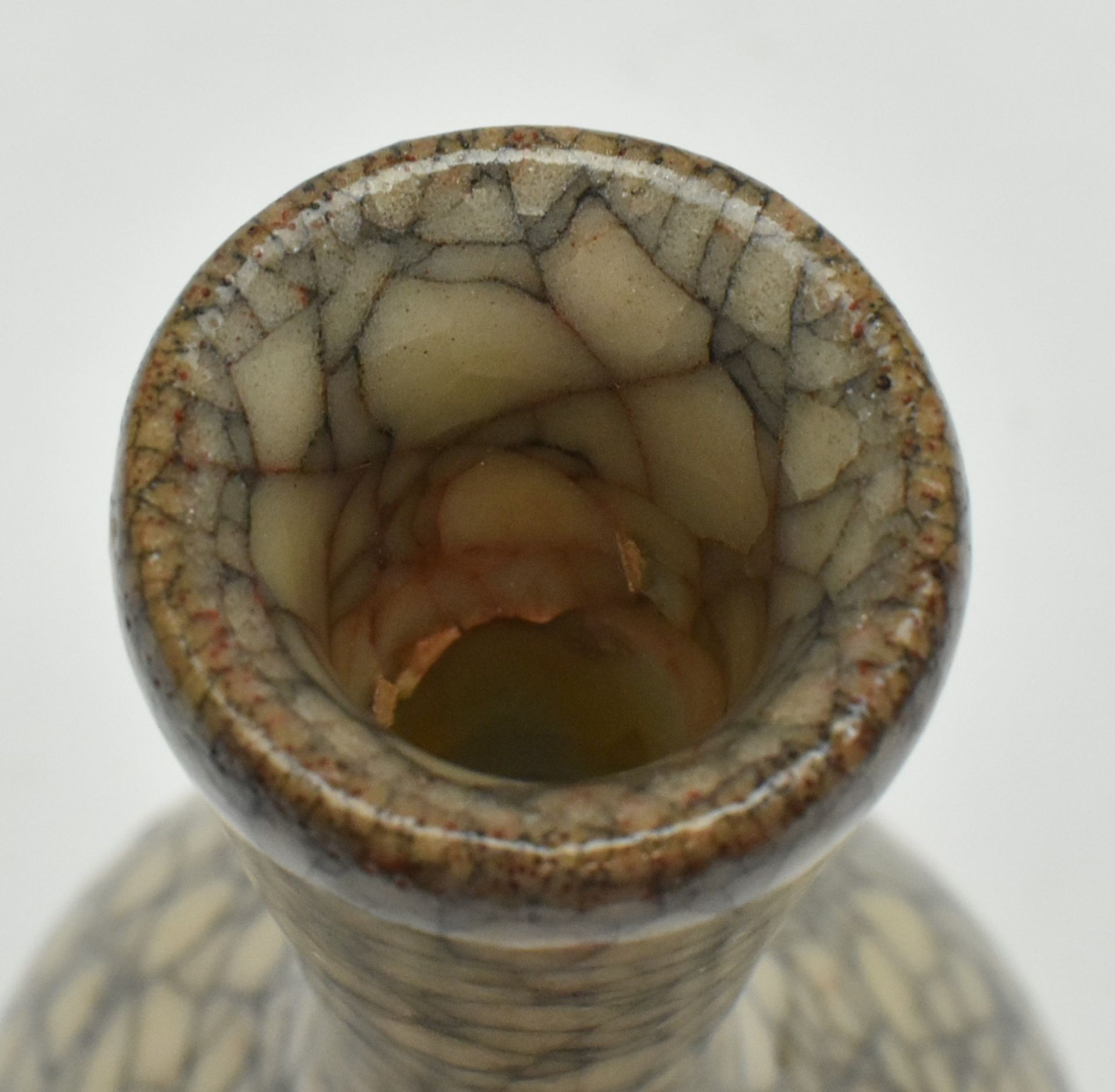 SMALL CRACKLED LONG NECK VASE FENGHUA MARK 哥窑长颈瓶 奉华款 - Image 3 of 8