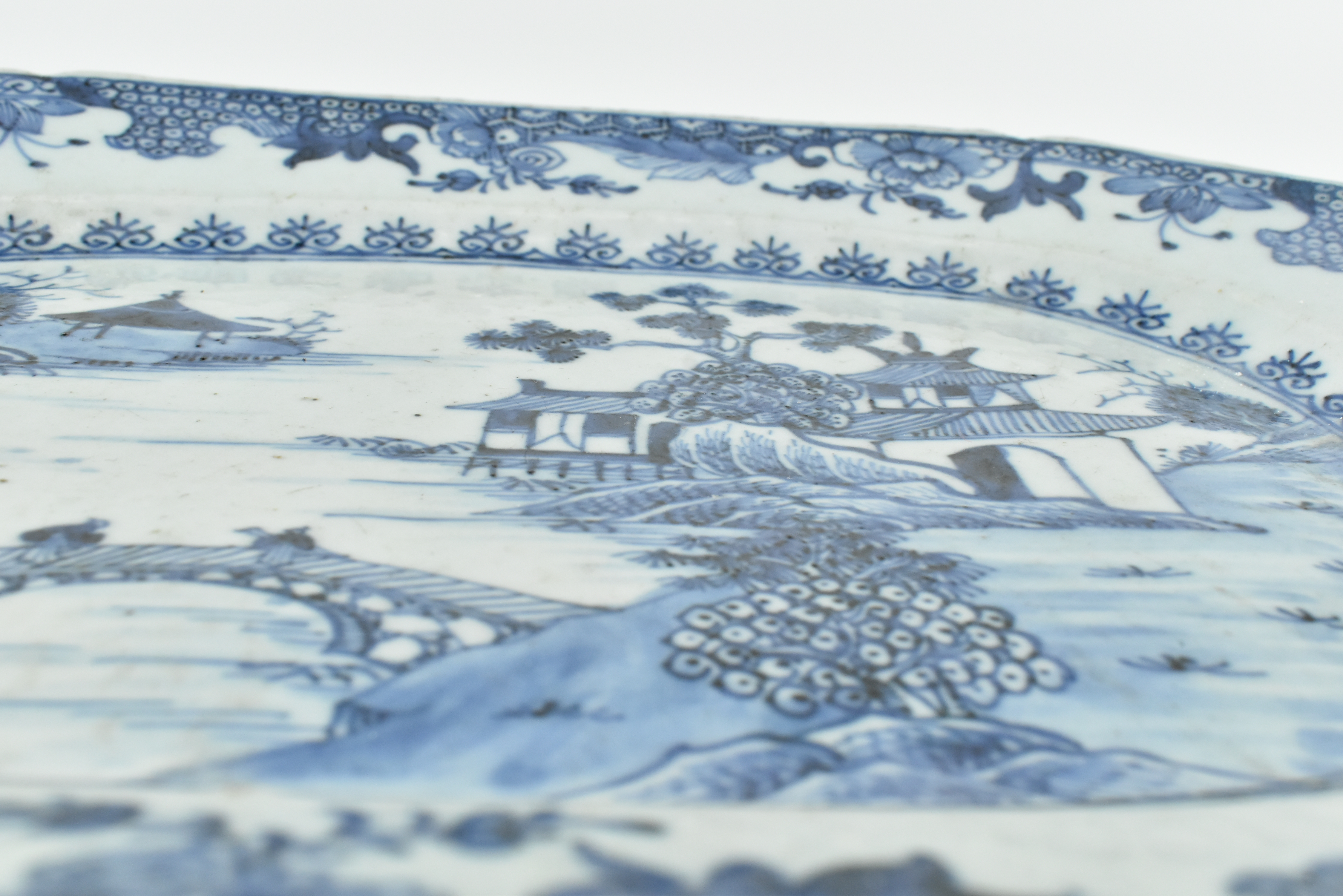 18TH CENTURY BLUE AND WHITE OCTAGONAL PLATE 清 青花山水八角盘 - Image 5 of 6