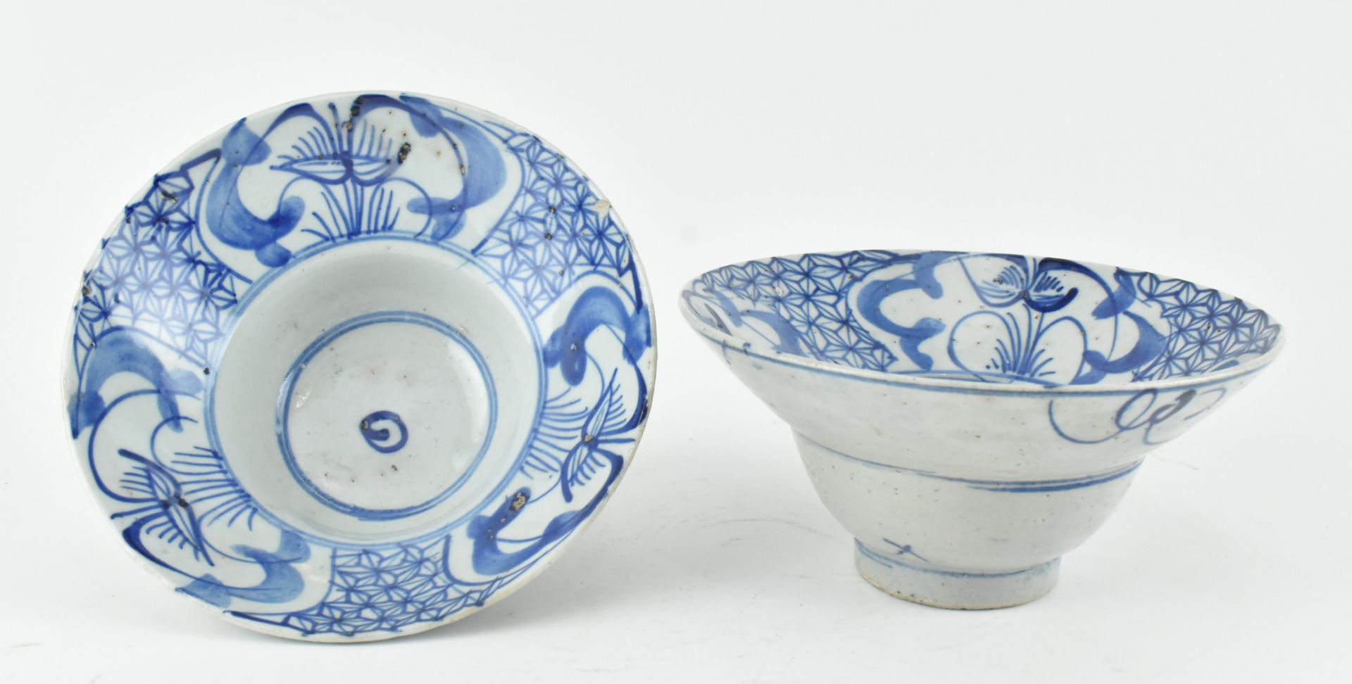 PAIR OF BLUE AND WHITE OGEE SHAPED BOWLS 清 青花折腰碗一对 - Bild 2 aus 7