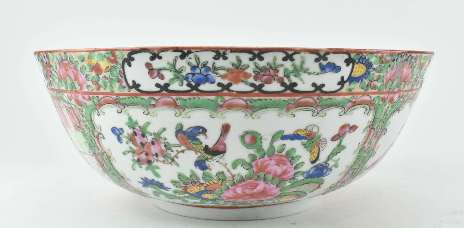 QING DYNASTY FAMILLE ROSE CANTON FIGURINE BOWL 清 广彩大碗 - Image 2 of 6