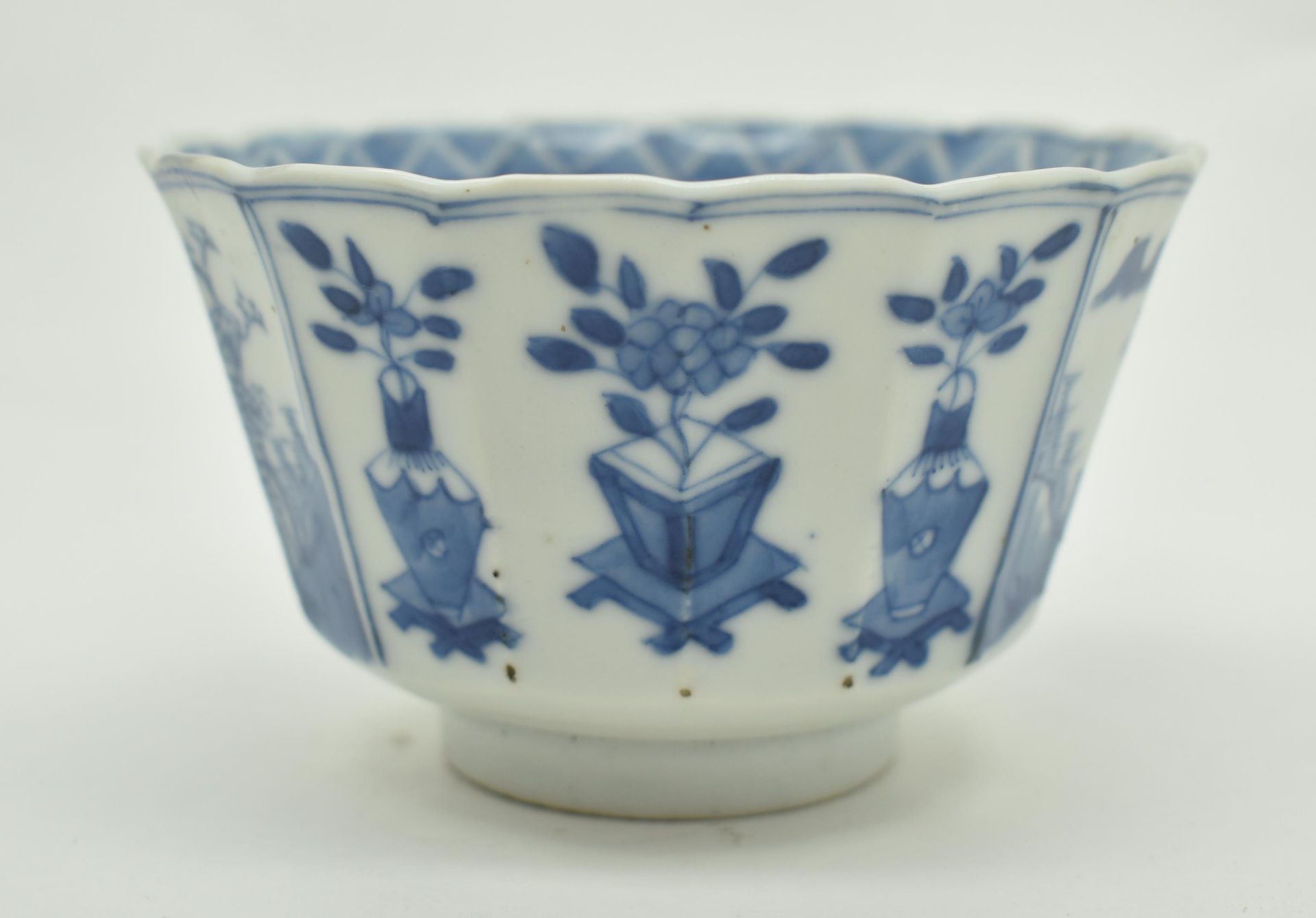 QING DYNASTY BLUE AND WHITE CUP 清 康熙 青花人物棱角杯 - Bild 3 aus 10