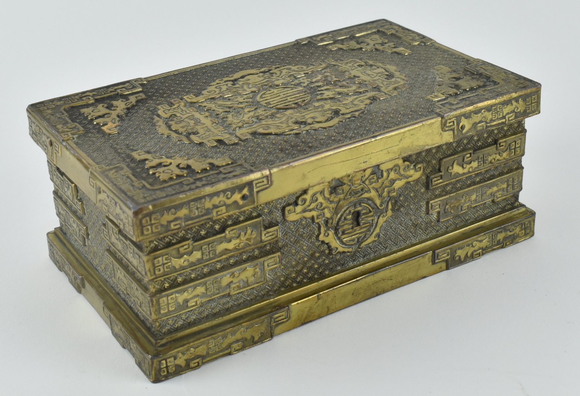 CHINESE BRASS LINED WOODEN BOX WITH HINGED COVER 铜镶木盒 - Bild 2 aus 8