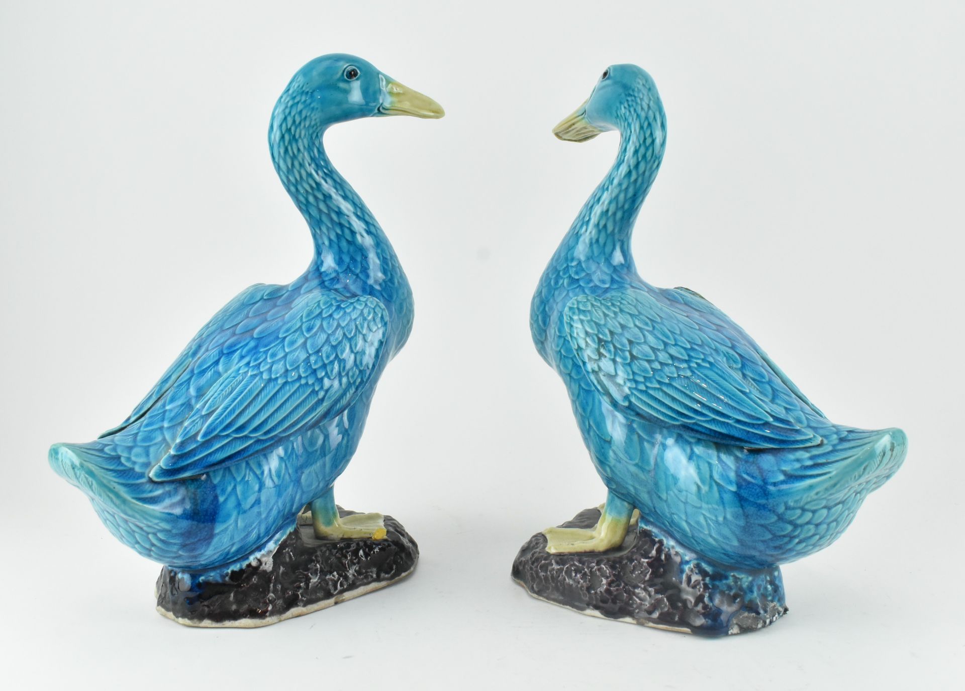 PAIR OF QING DYNASTY TURQUOISE GLAZED DUCKS 清 孔雀蓝釉鸭子一对 - Bild 2 aus 7