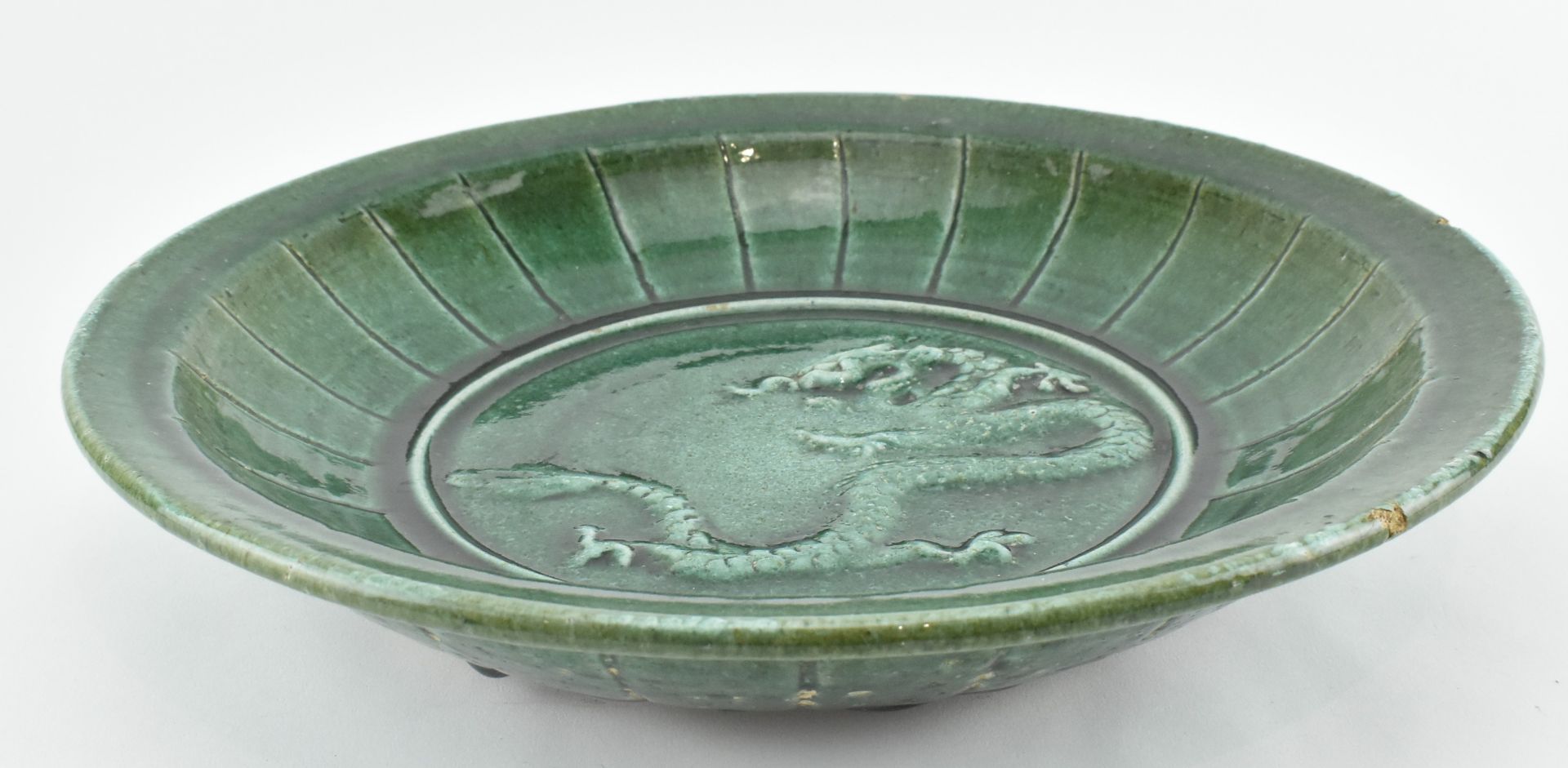 STONEWARE GREEN GLAZED "DRAGON" RELIEF CHARGER 绿釉三爪龙浮雕盘 - Image 4 of 6