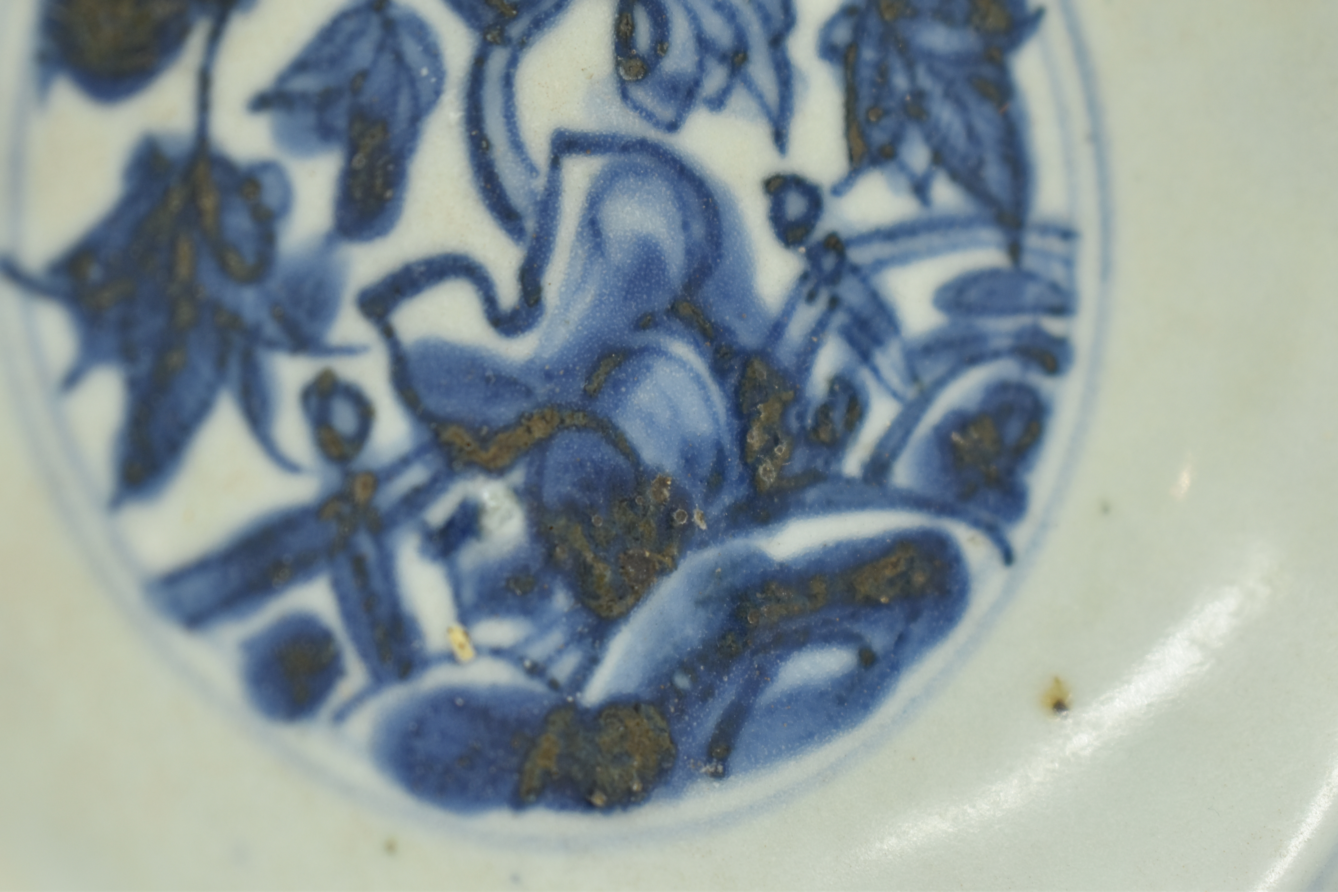 MING DYNASTY TRANSITIONAL BLUE AND WHITE PLATE 明 青花花卉碟 - Image 3 of 6