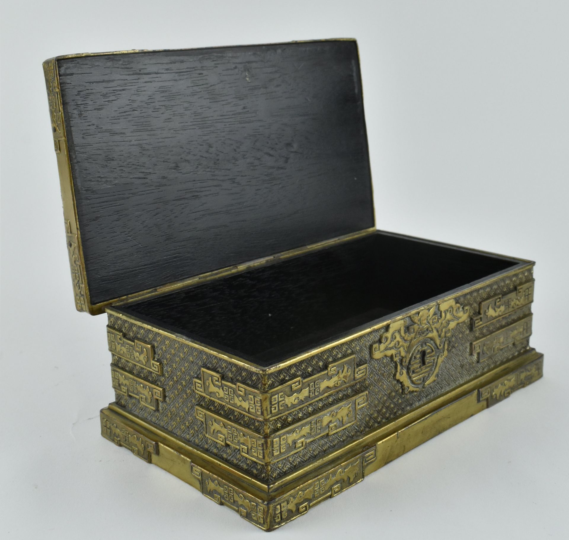 CHINESE BRASS LINED WOODEN BOX WITH HINGED COVER 铜镶木盒 - Bild 5 aus 8
