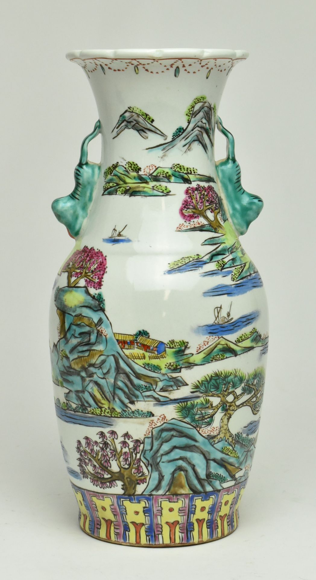 20TH CENTURY FAMILLE VERTE TWIN HANDLED VASE 民国粉彩兽耳瓶 - Bild 2 aus 7