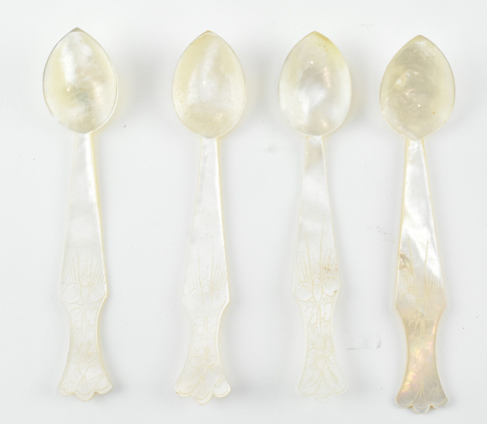 FOUR MOTHER OF PEARL CAVIAR TASTING TEA SPOONS 清 贝母鱼子酱勺 - Image 2 of 7