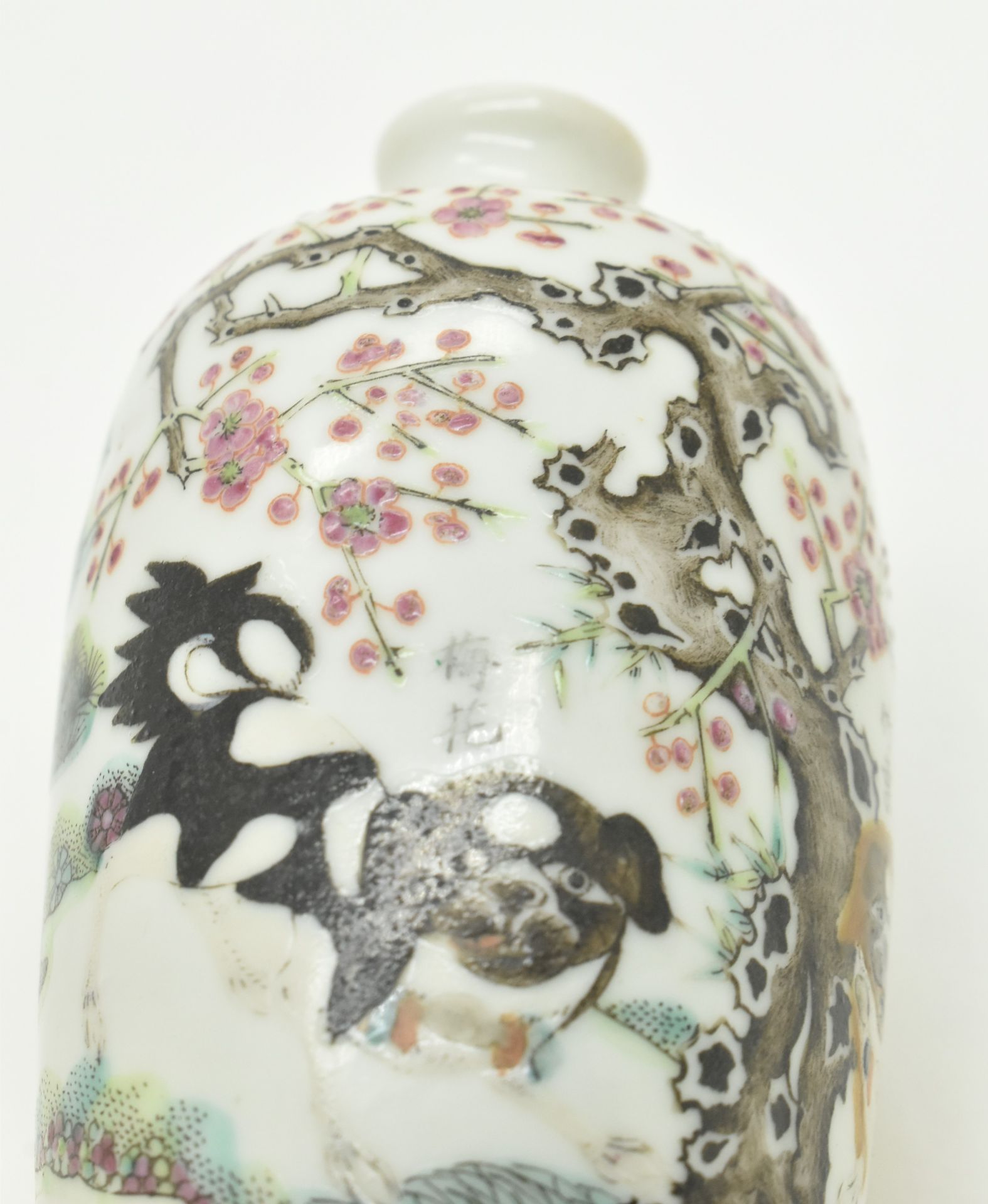 GUANGXU POLYCHROME ENAMEL SNUFF BOTTLE 清 光绪 三友图 鼻烟壶 - Image 7 of 9