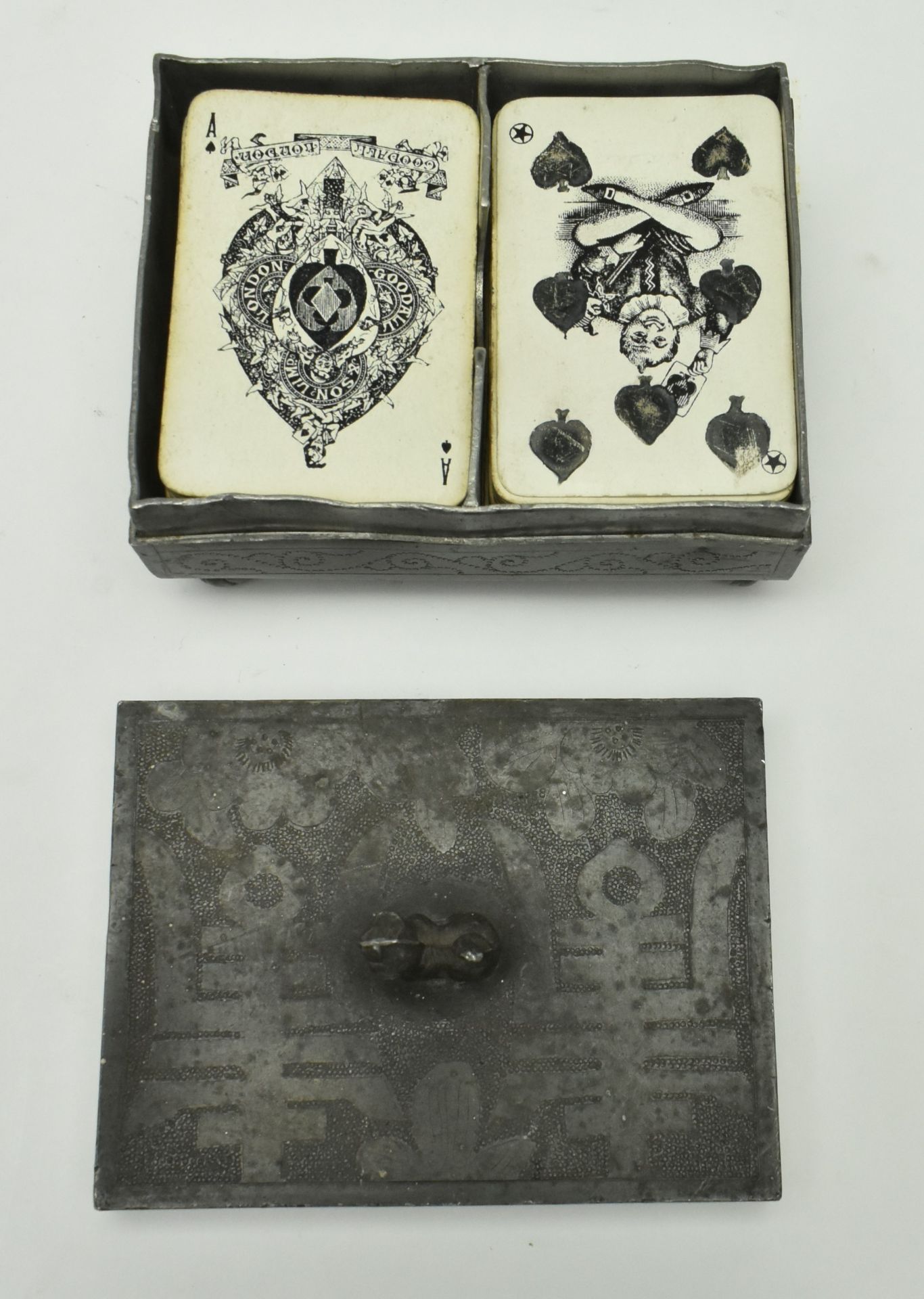 QING PAKTONG “LUCKY”PLAYING CARD BOX 清 白铜 “出入大吉”扑克盒 - Bild 5 aus 6