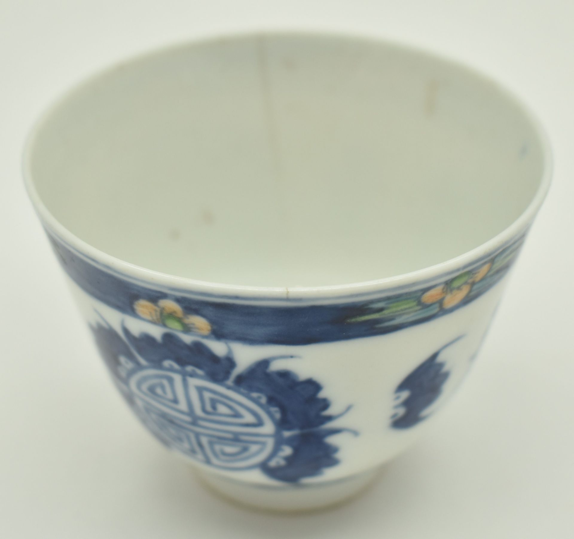 YELLOW & ORANGE ENAMELLED BLUE AND WHITE CUP 光绪青花加彩五福杯 - Image 3 of 9