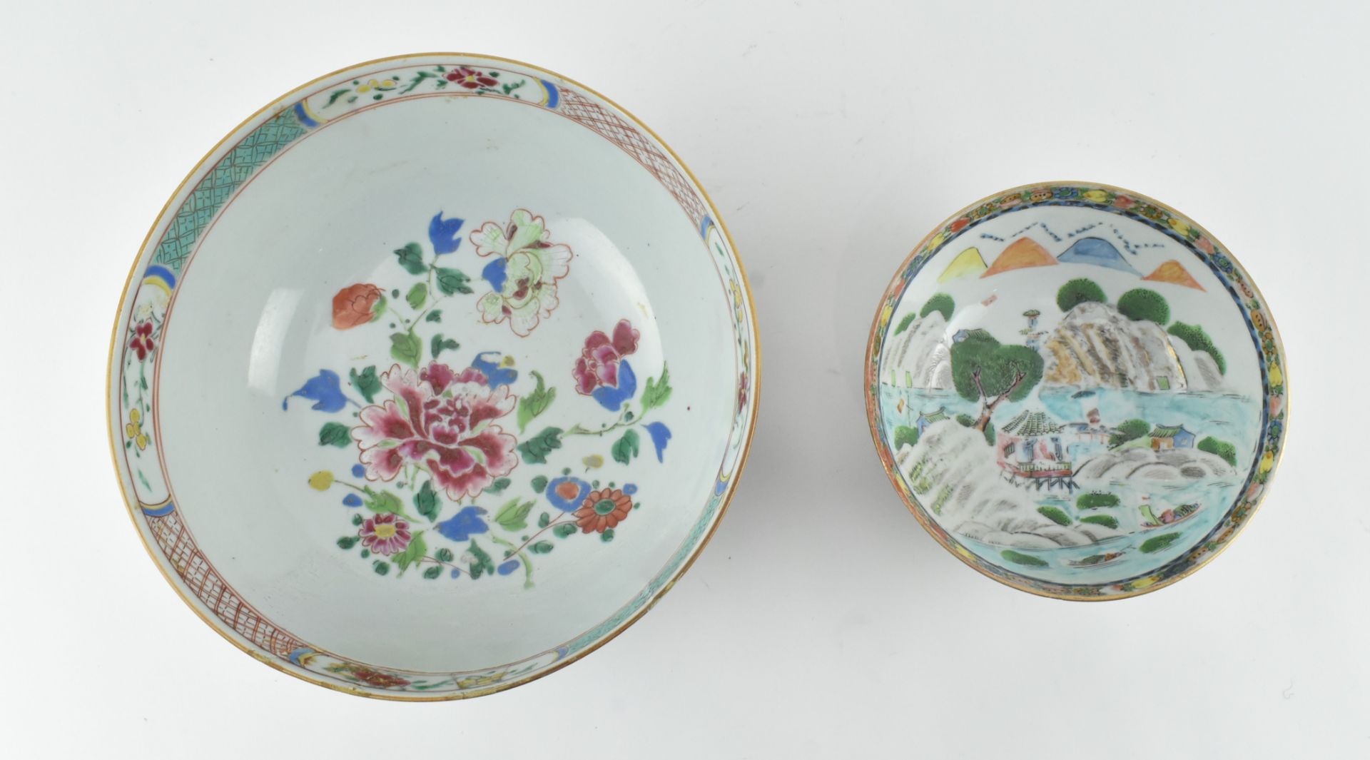 TWO QING DYNASTY FAMILLE ROSE BOWLS 清 粉彩碗 - Bild 3 aus 6