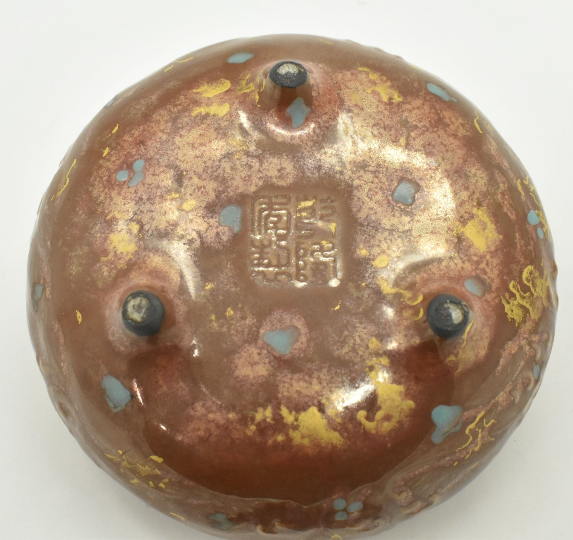 QIANLONG CERAMIC BRONZE GLAZED TRIPOD CENSER 乾隆款仿古铜釉熏炉 - Image 5 of 6