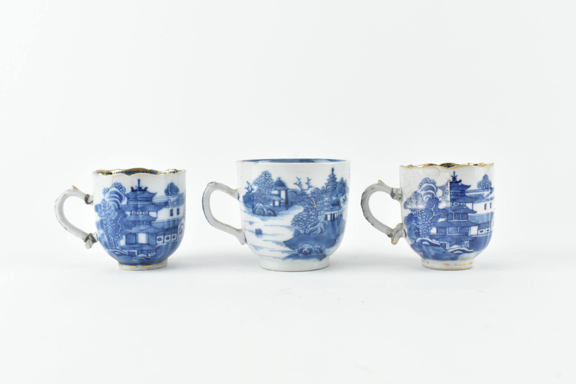 THREE 18/19TH CENTURY CHINESE BLUE AND WHITE CUPS 清 青花山水杯 - Image 3 of 9