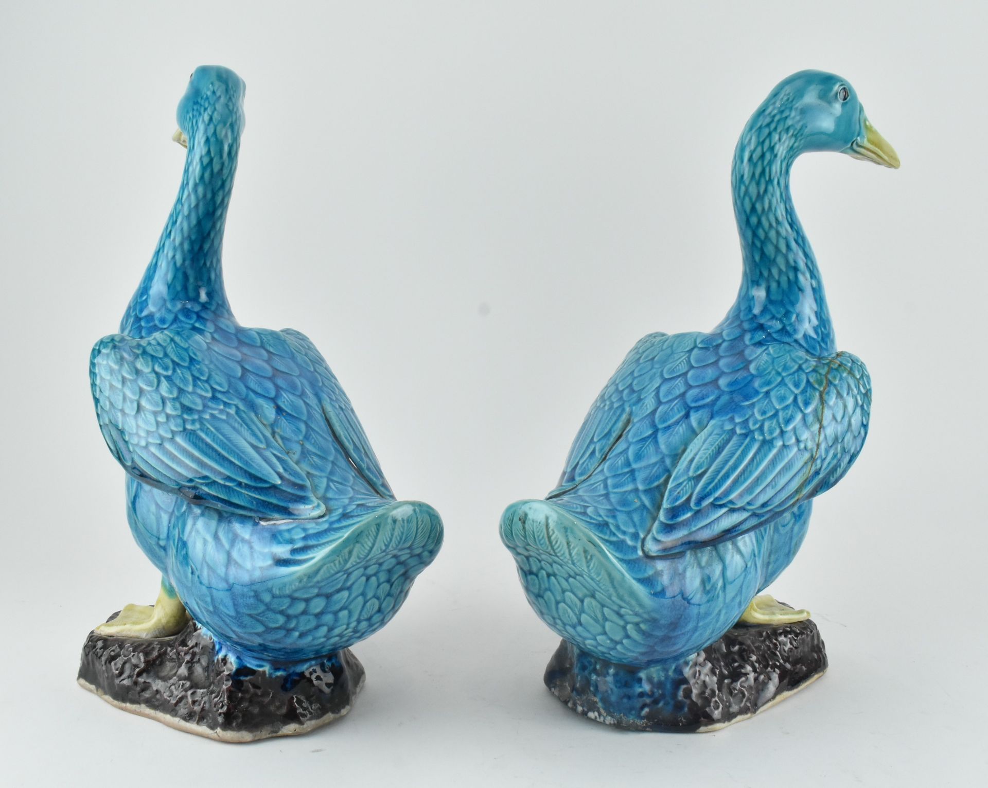 PAIR OF QING DYNASTY TURQUOISE GLAZED DUCKS 清 孔雀蓝釉鸭子一对 - Bild 4 aus 7