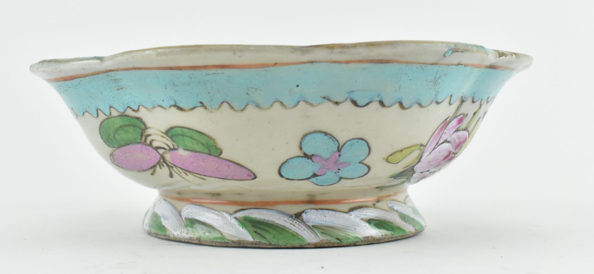 QING DYNASTY FAMILLE ROSE ENAMEL FOOTED BOWL 清 蝶恋花珐琅彩碗 - Bild 2 aus 6