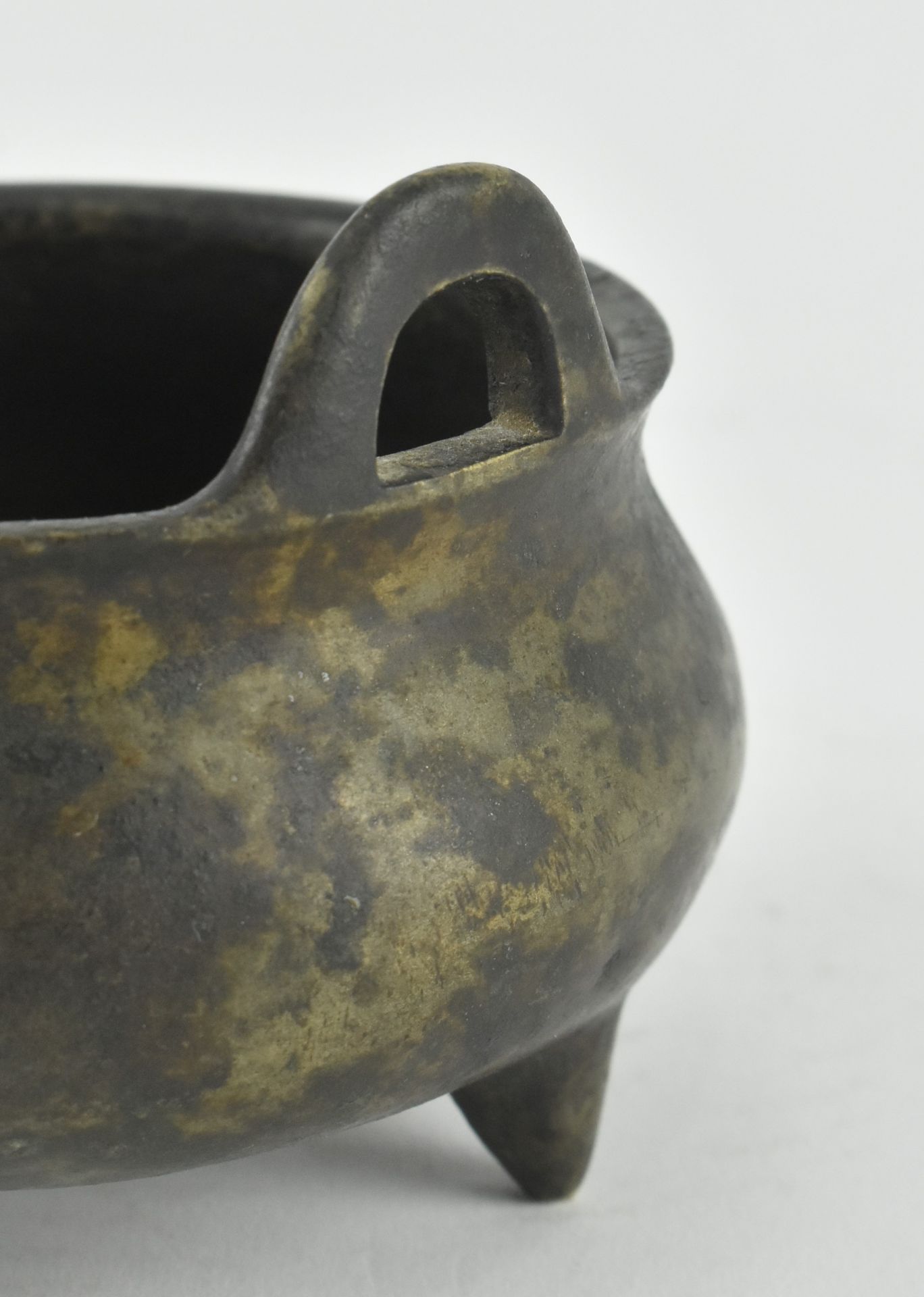 BRONZE TRIPOD CENSER, XUANDE MARK 清 宣德款琴炉 - Bild 3 aus 5