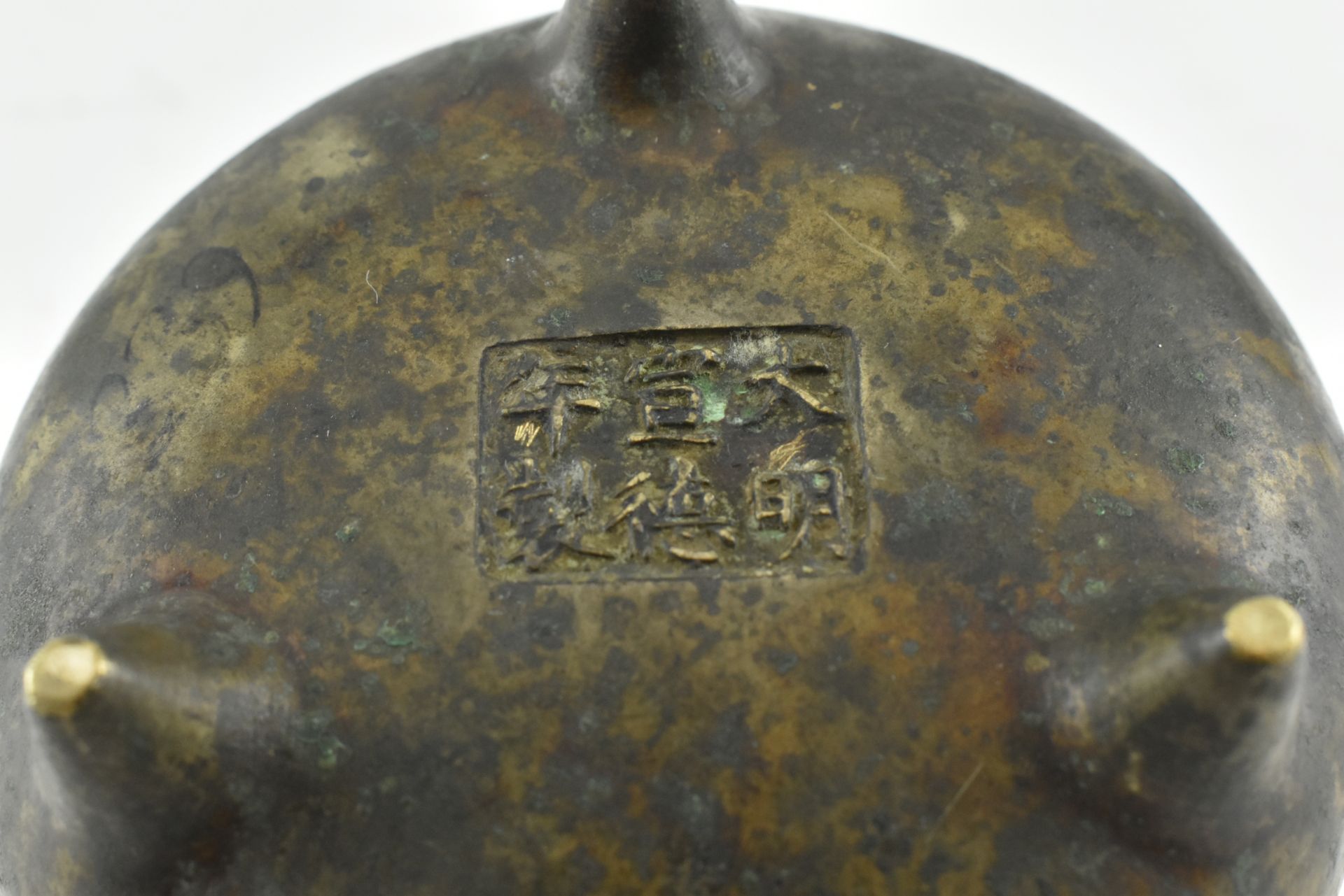 BRONZE TRIPOD CENSER, XUANDE MARK 清 宣德款琴炉 - Bild 5 aus 5