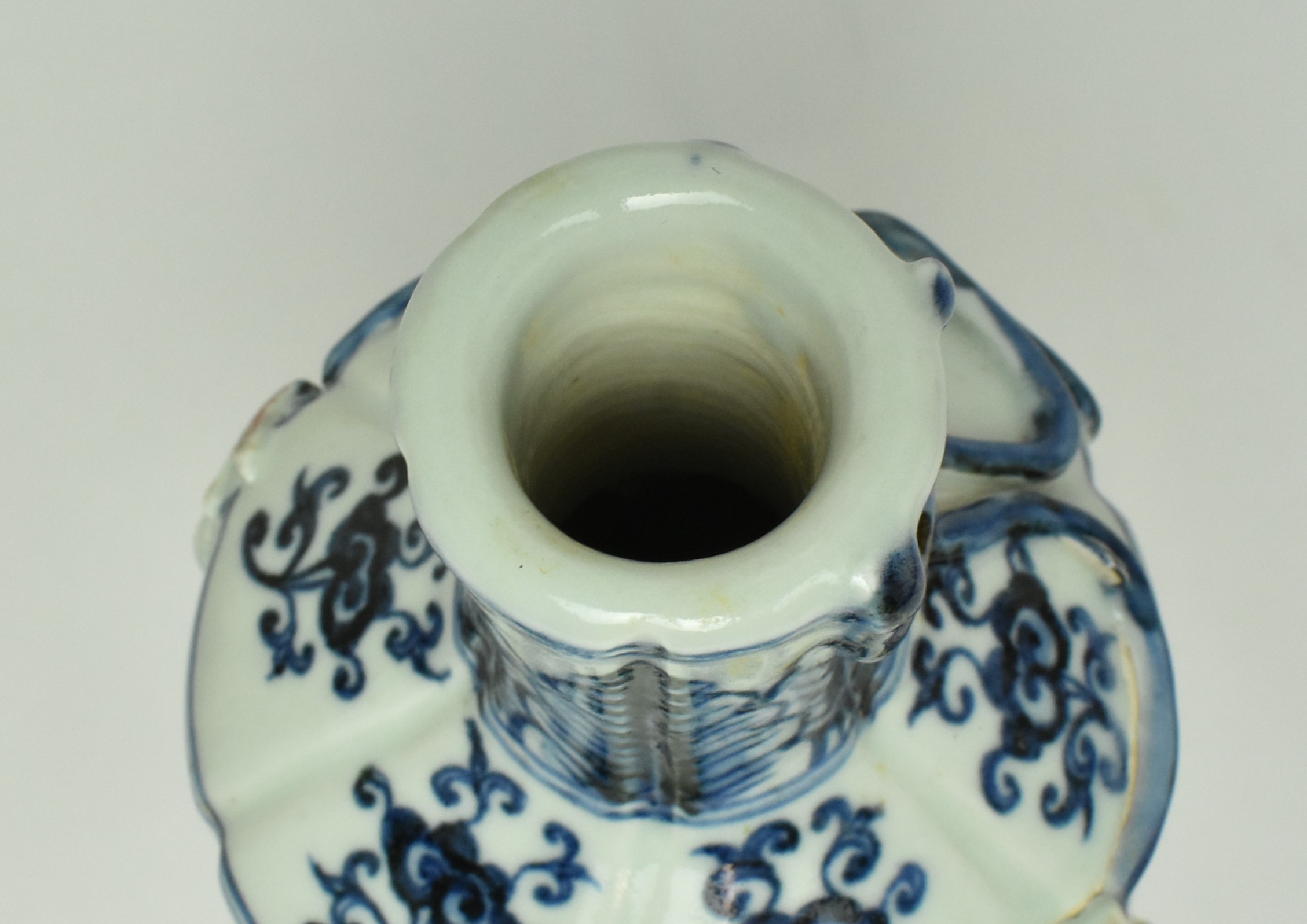 YUAN DYNASTY CERAMIC ROULEAU VASE 元 青花釉里红缠枝花棒槌瓶 - Image 2 of 8