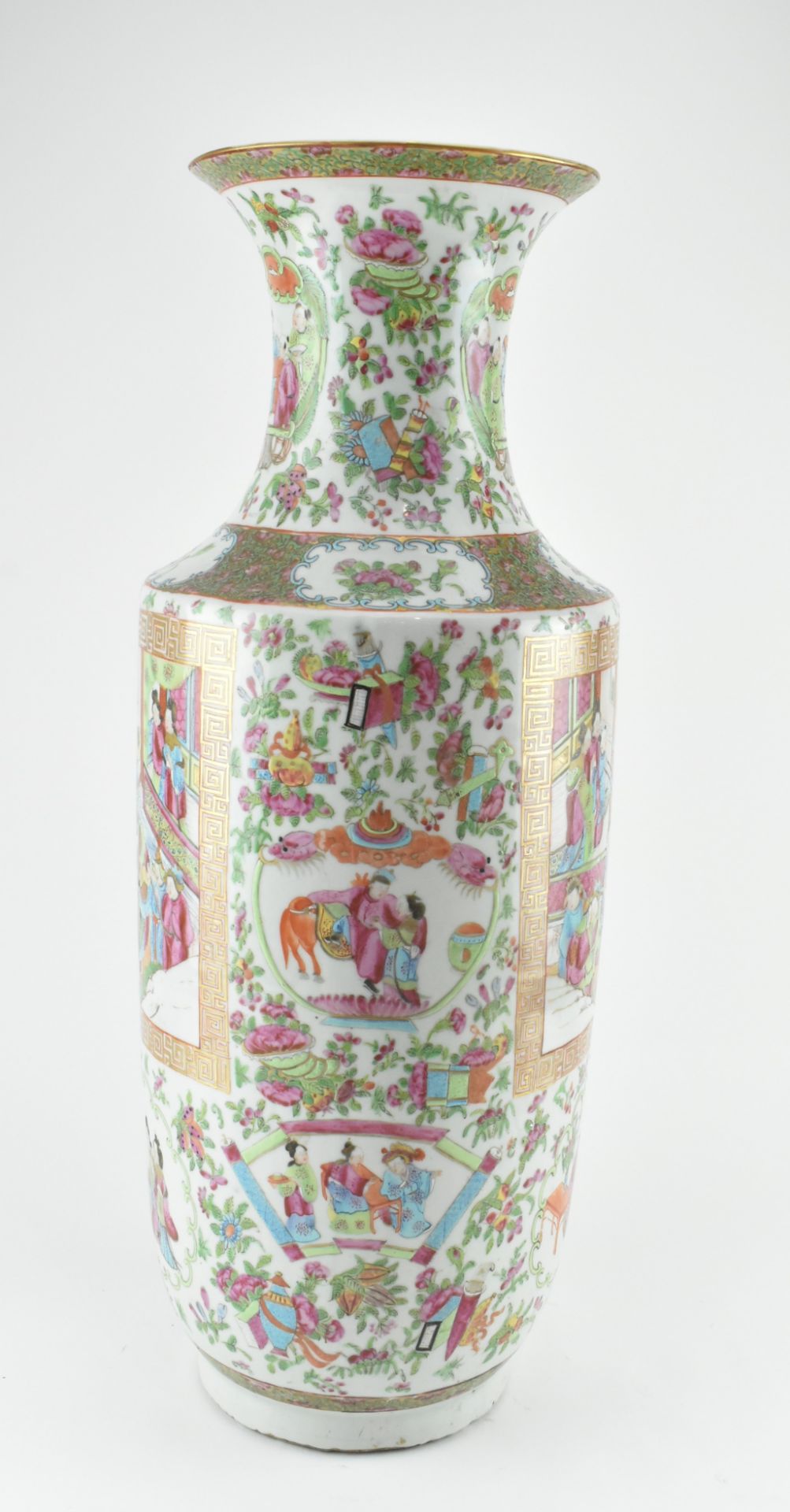 QING DYNASTY CANTON FAMILLE ROSE VASE 清 广彩 开窗人物 棒槌瓶 - Bild 3 aus 7