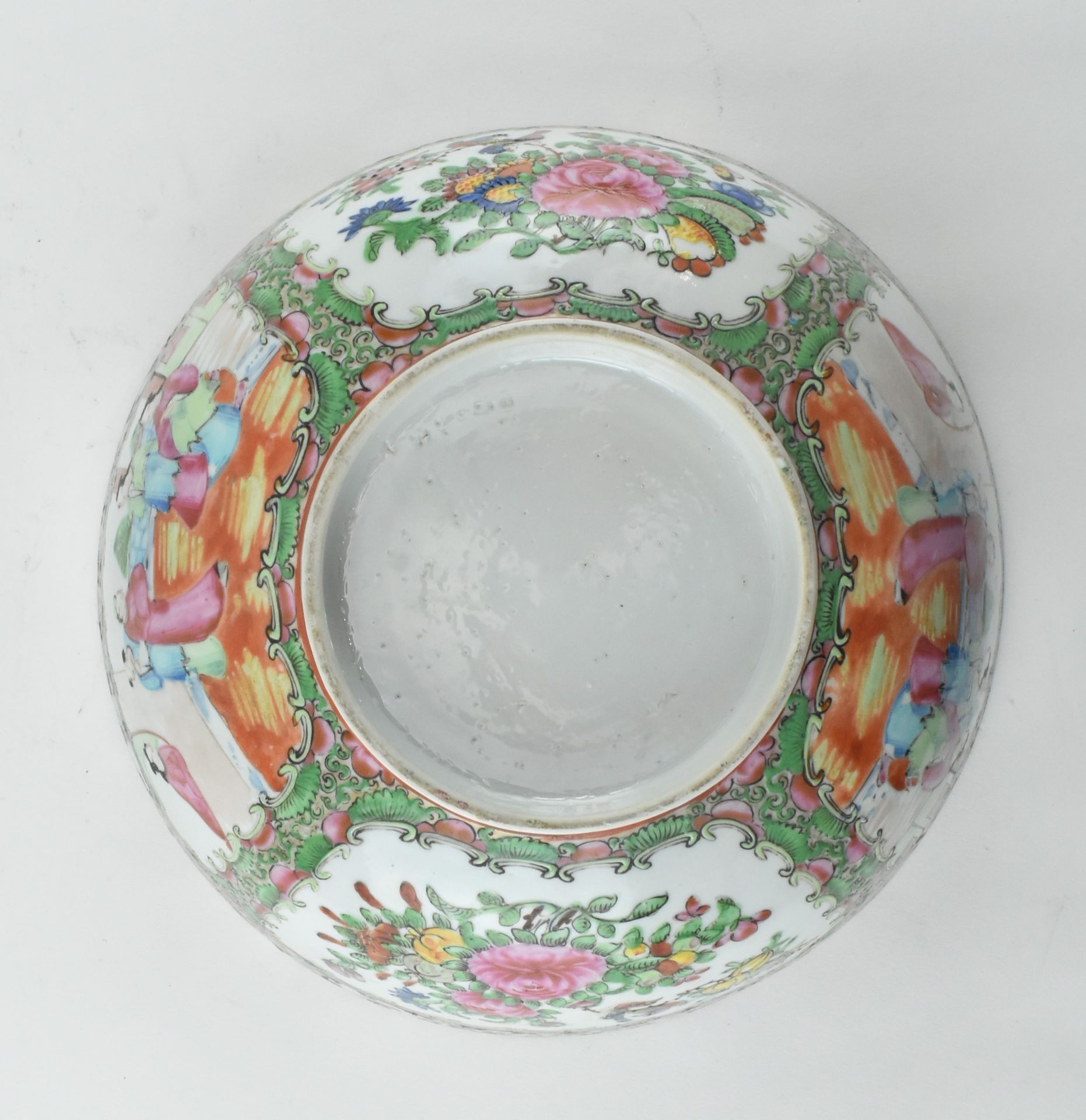 QING DYNASTY FAMILLE ROSE CANTON FIGURINE BOWL 清 广彩大碗 - Bild 6 aus 6