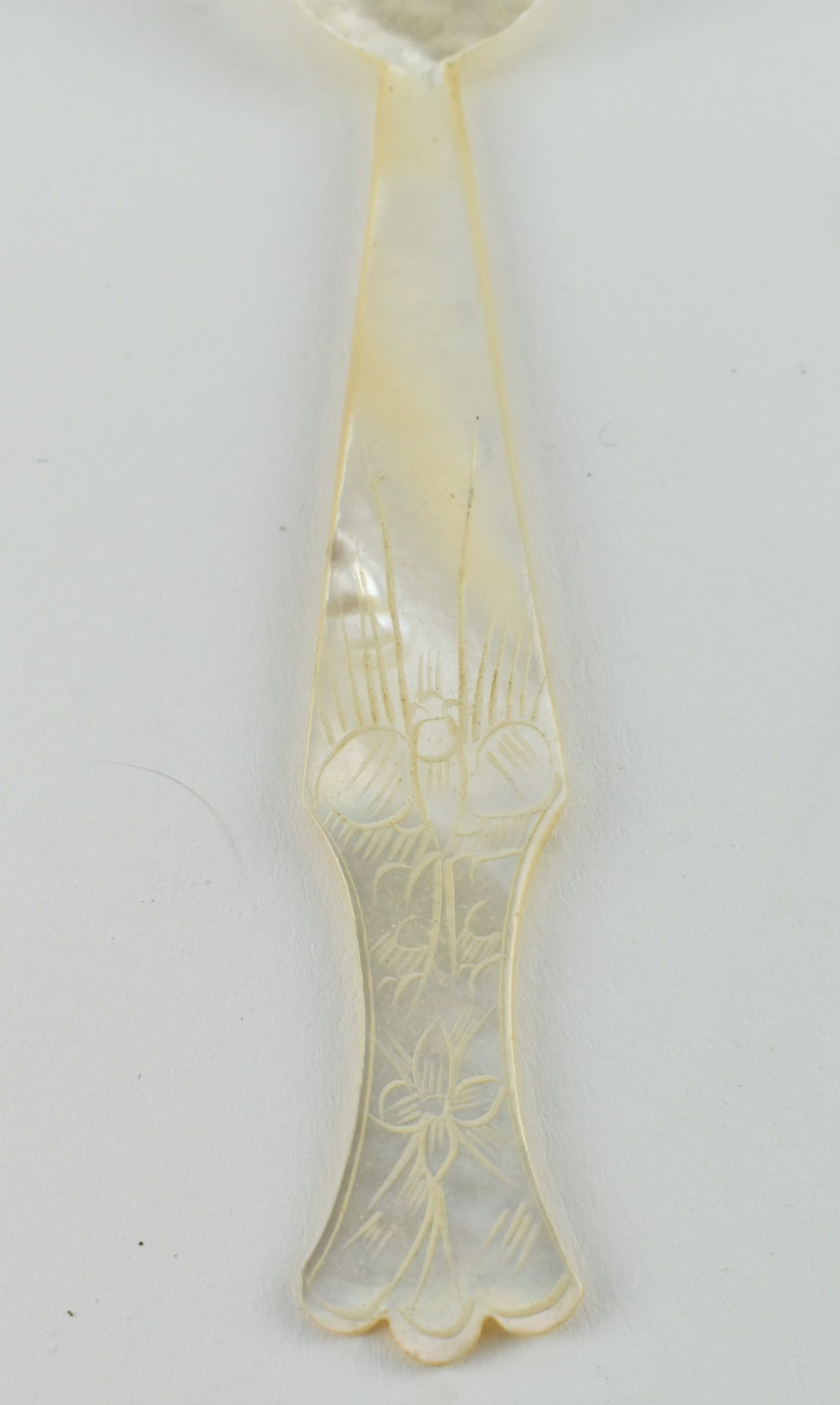 FOUR MOTHER OF PEARL CAVIAR TASTING TEA SPOONS 清 贝母鱼子酱勺 - Image 7 of 7