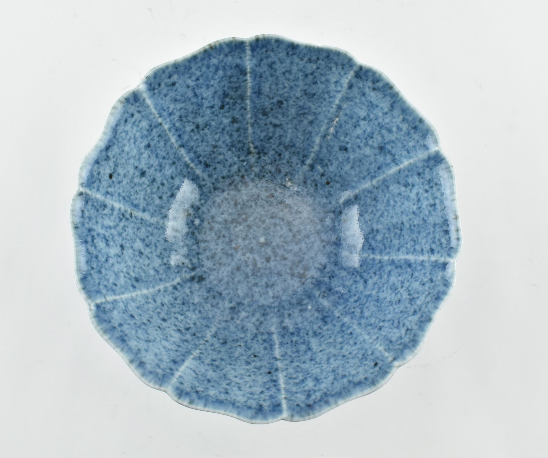 POWDER-BLUE LOTUS RIM STEM BOWL, MING MARKED 宣德款 莲花高脚杯 - Bild 6 aus 8