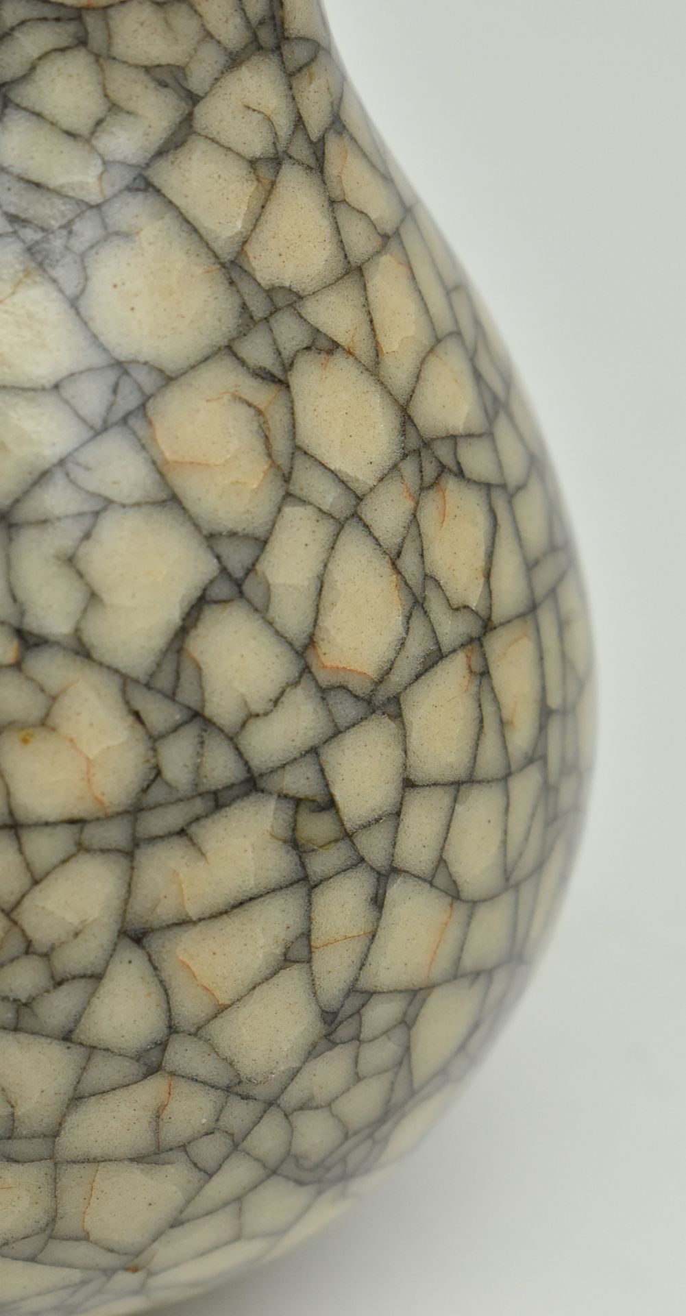 SMALL CRACKLED LONG NECK VASE FENGHUA MARK 哥窑长颈瓶 奉华款 - Image 6 of 8