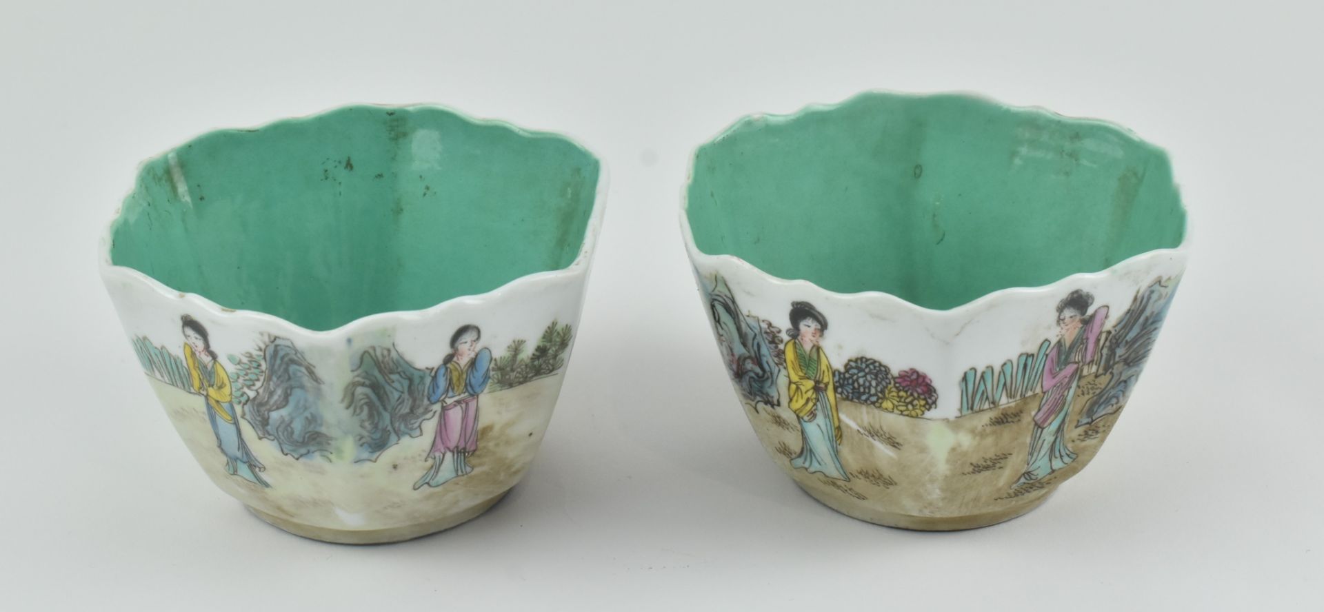 PAIR OF FAMILLE ROSE HEXAGONAL BOWLS 民国粉彩人物六角碗 嘉庆款 - Bild 3 aus 7