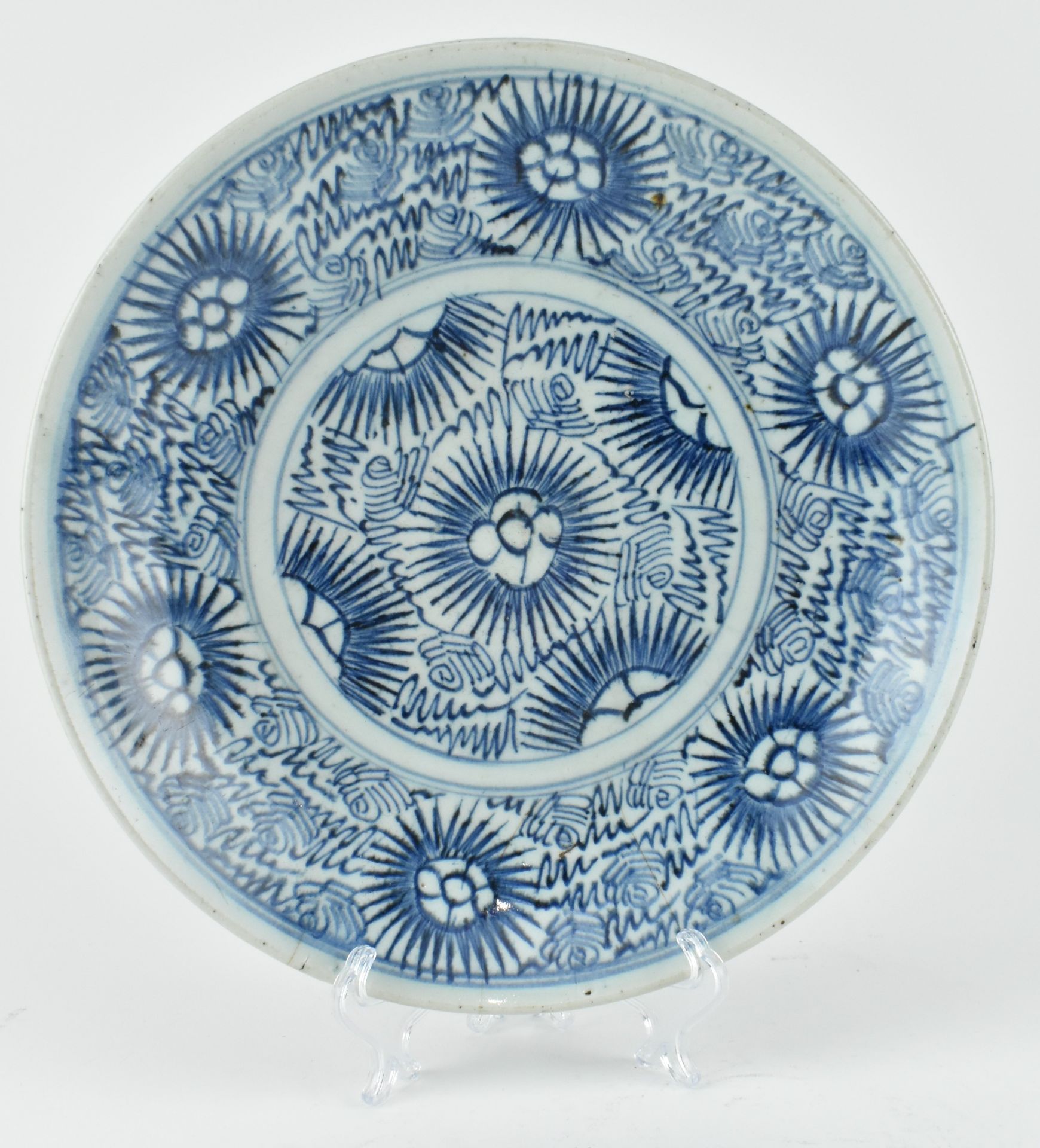 LATE 19TH CENTURY BLUE AND WHITE STARBURST CHARGER - Image 2 of 5