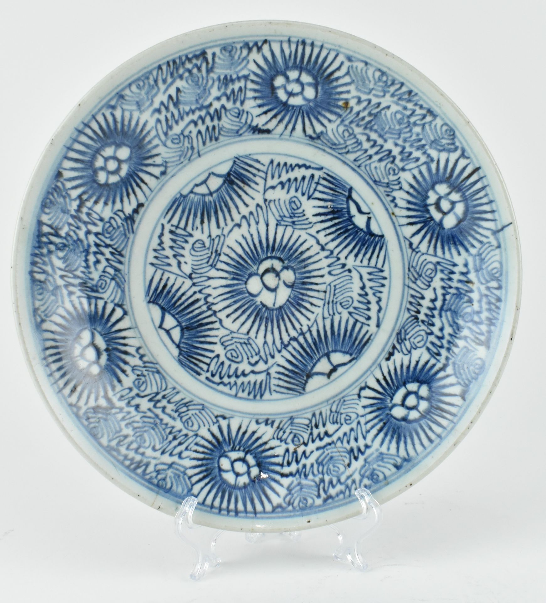 LATE 19TH CENTURY BLUE AND WHITE STARBURST CHARGER - Bild 2 aus 5