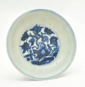 MING DYNASTY TRANSITIONAL BLUE AND WHITE PLATE 明 青花花卉碟