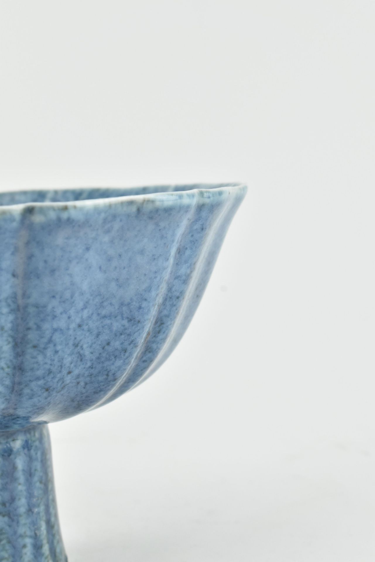 POWDER-BLUE LOTUS RIM STEM BOWL, MING MARKED 宣德款 莲花高脚杯 - Bild 5 aus 8