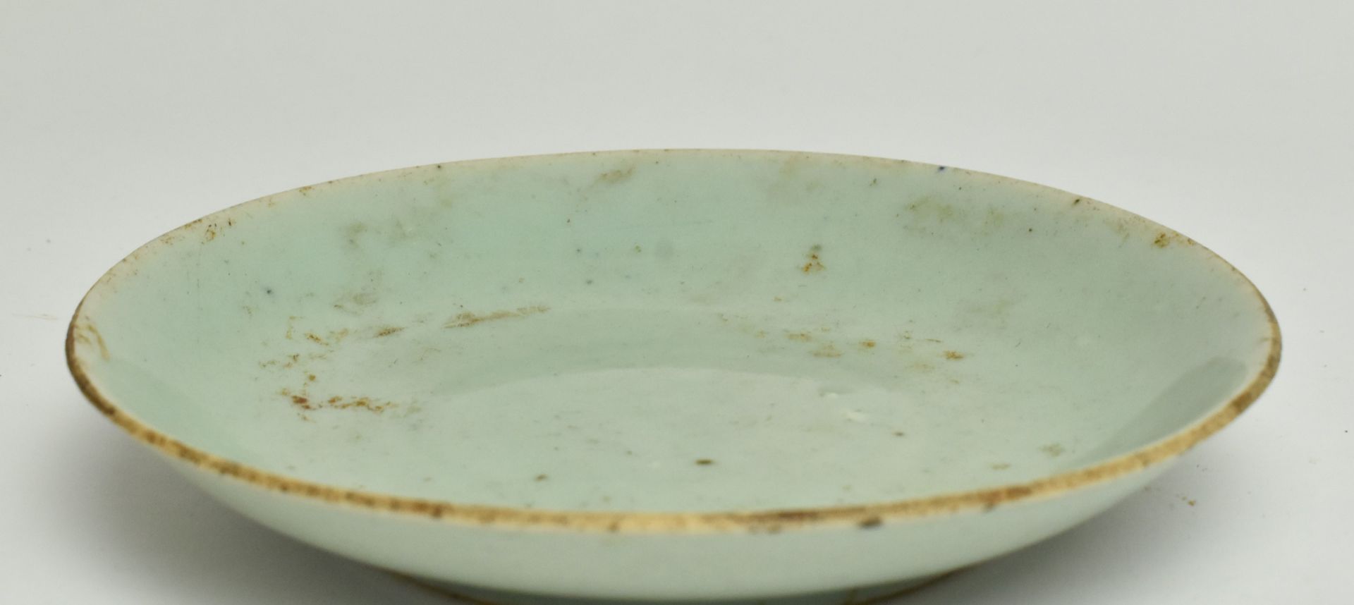 TWO QING DYNASTY CELADON GLAZED DISHES 清 青釉 盘子两个 - Image 3 of 7