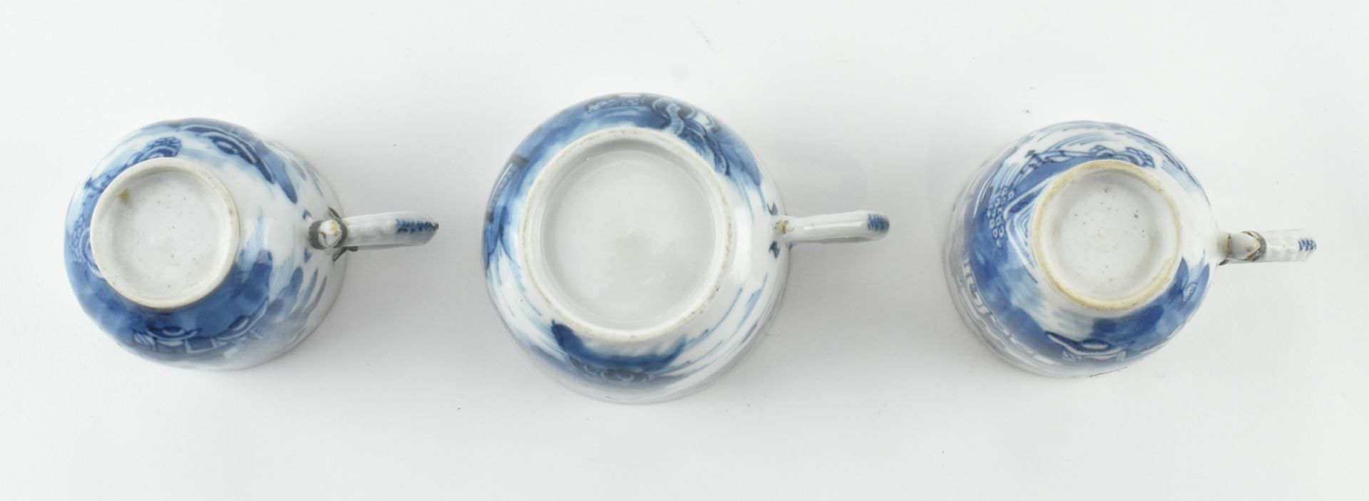 THREE 18/19TH CENTURY CHINESE BLUE AND WHITE CUPS 清 青花山水杯 - Image 7 of 9