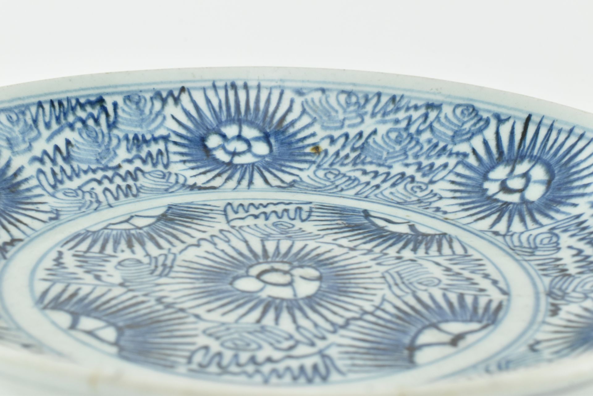 LATE 19TH CENTURY BLUE AND WHITE STARBURST CHARGER - Image 4 of 5