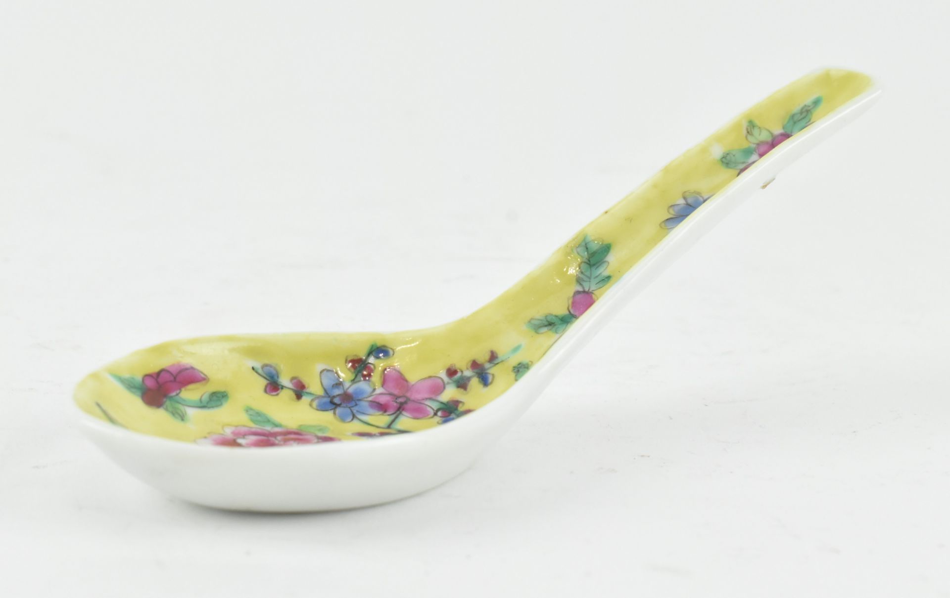 FAMILLE ROSE PLATE AND SPOON, YELLOW GROUND 黄底粉彩花卉盘和勺子 - Image 4 of 7