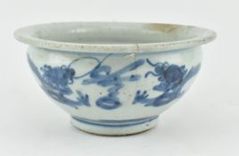 18TH CENTURY SWATOW BLUE AND WHITE BOWL 清 青花龙纹碗