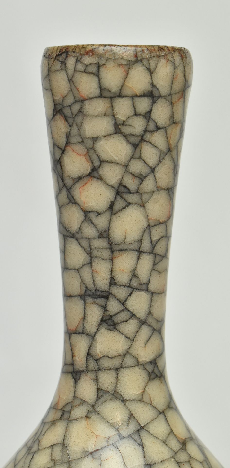 SMALL CRACKLED LONG NECK VASE FENGHUA MARK 哥窑长颈瓶 奉华款 - Bild 4 aus 8