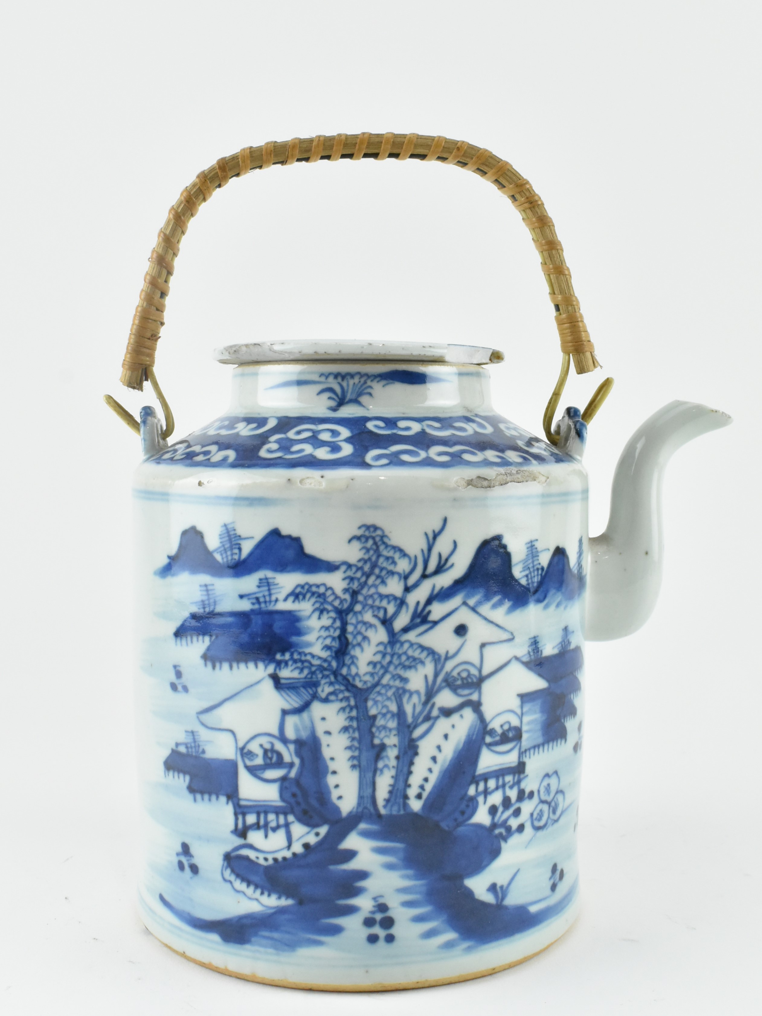 LARGE QING BLUE AND WHITE TEA POT 晚清 青花提梁壶 - Image 2 of 6