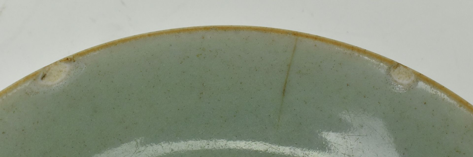 TWO QING DYNASTY CELADON GLAZED DISHES 清 青釉 盘子两个 - Image 6 of 7