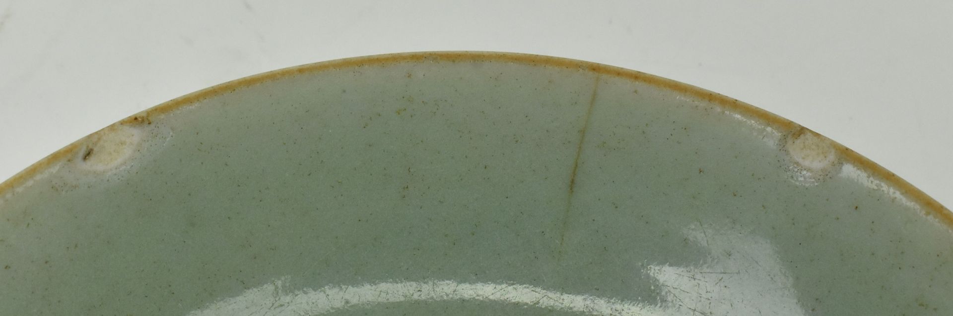 TWO QING DYNASTY CELADON GLAZED DISHES 清 青釉 盘子两个 - Bild 6 aus 7