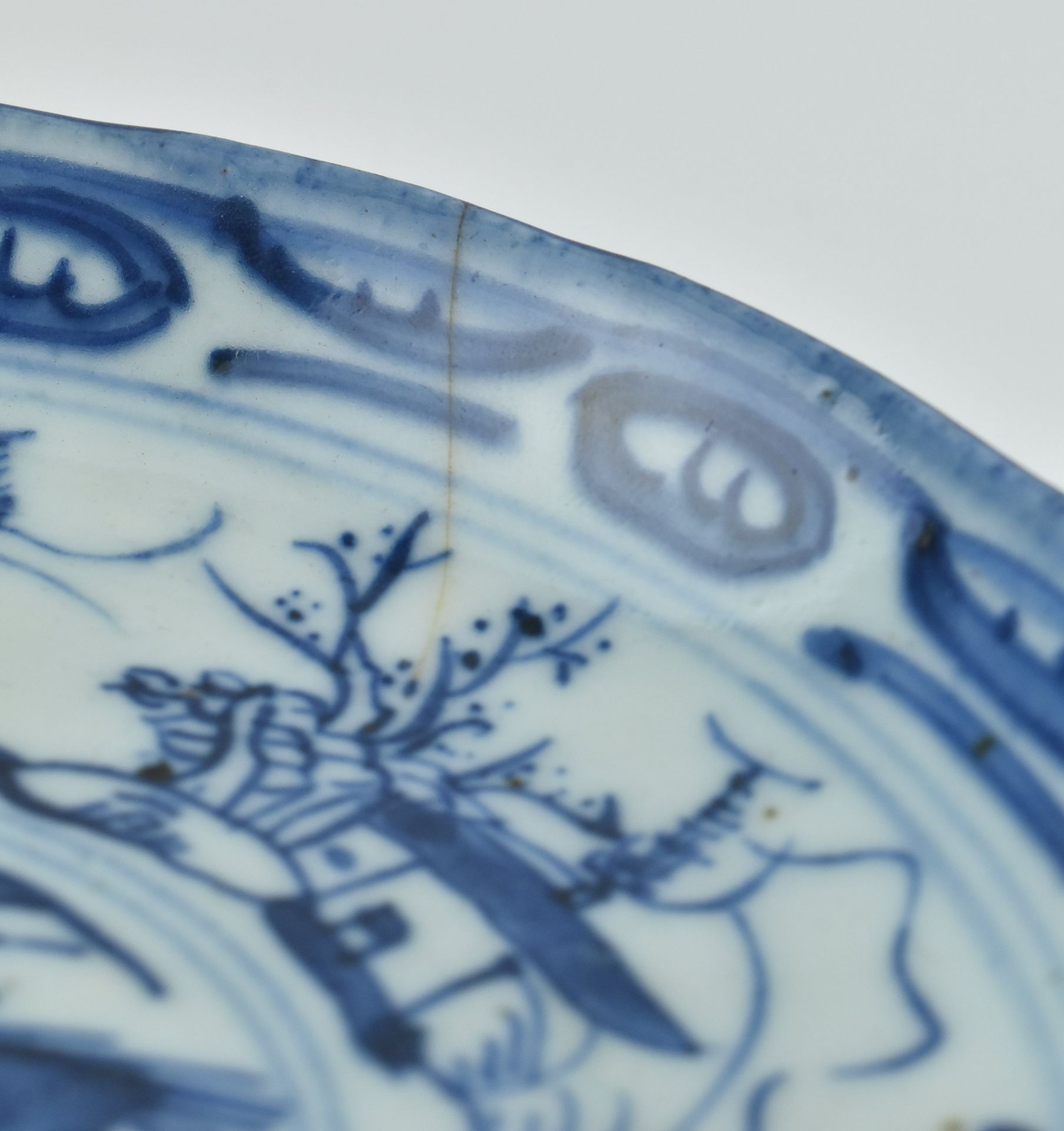 QING DAOGUANG BLUE AND WHITE PLATE 清 道光 青花山水盘 - Image 5 of 8