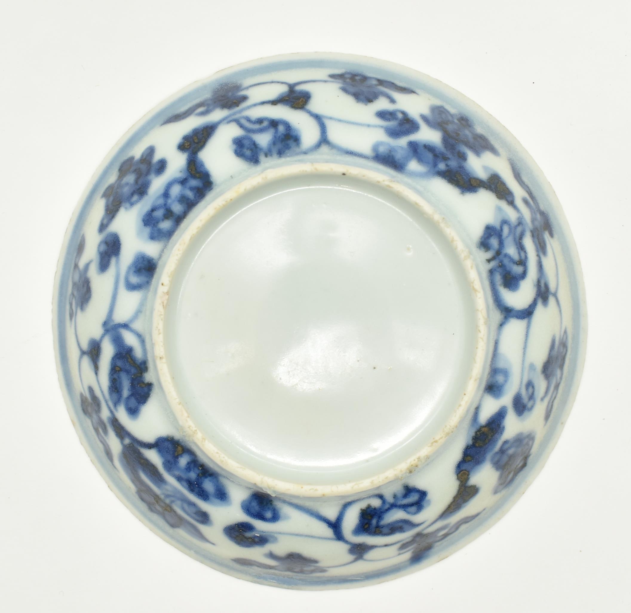 MING DYNASTY TRANSITIONAL BLUE AND WHITE PLATE 明 青花花卉碟 - Image 4 of 6