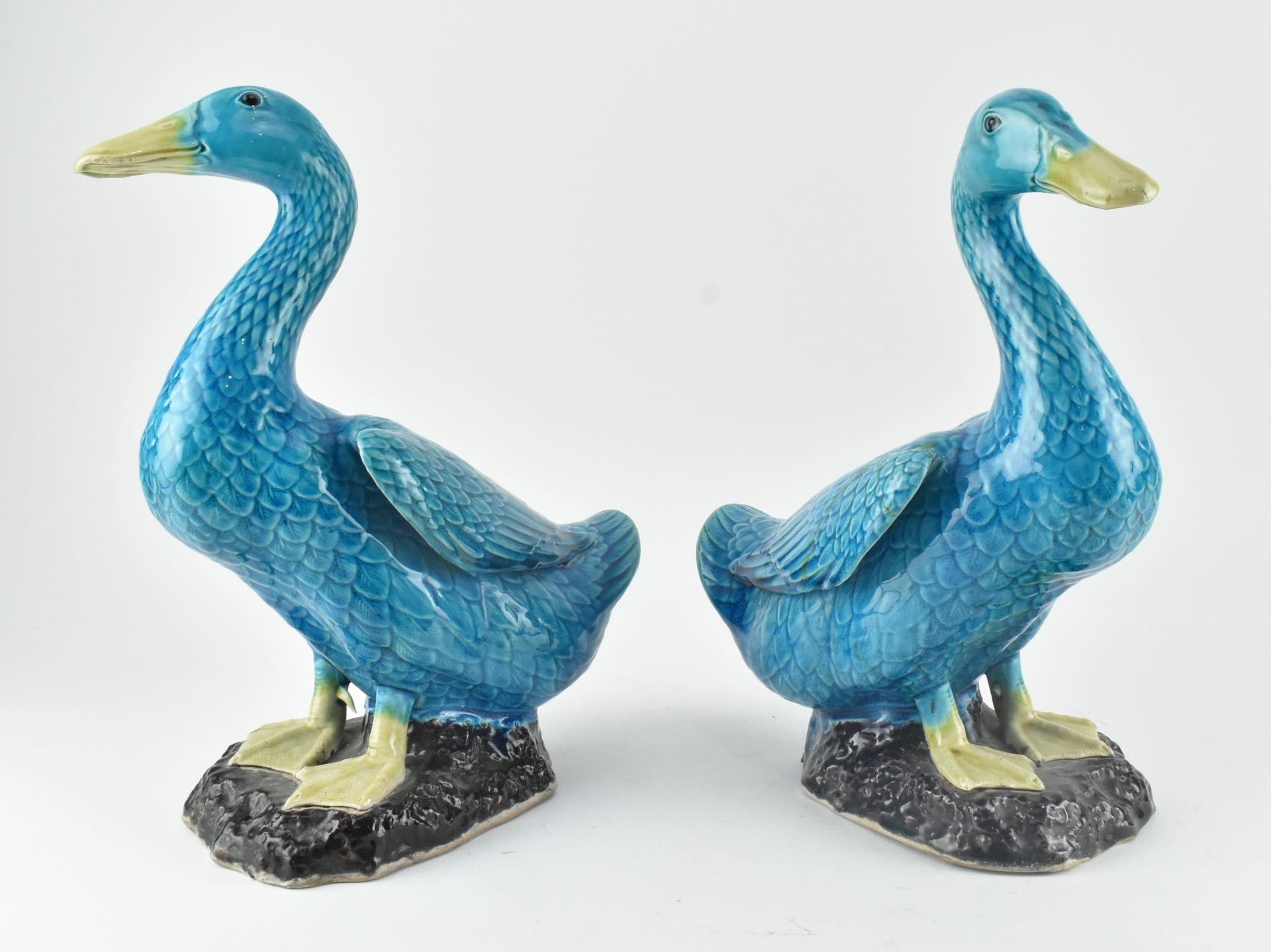 PAIR OF QING DYNASTY TURQUOISE GLAZED DUCKS 清 孔雀蓝釉鸭子一对 - Bild 3 aus 7