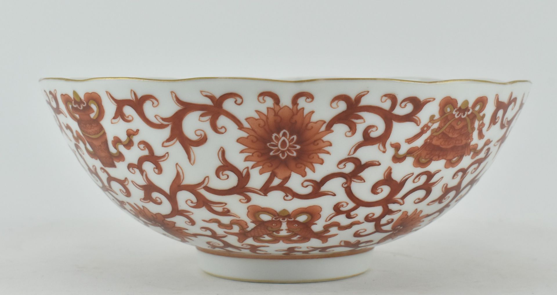 DAOGUANG IRON RED WUFU FIVE BATS BOWL 道光 矾红描金缠枝莲纹碗 - Bild 2 aus 8