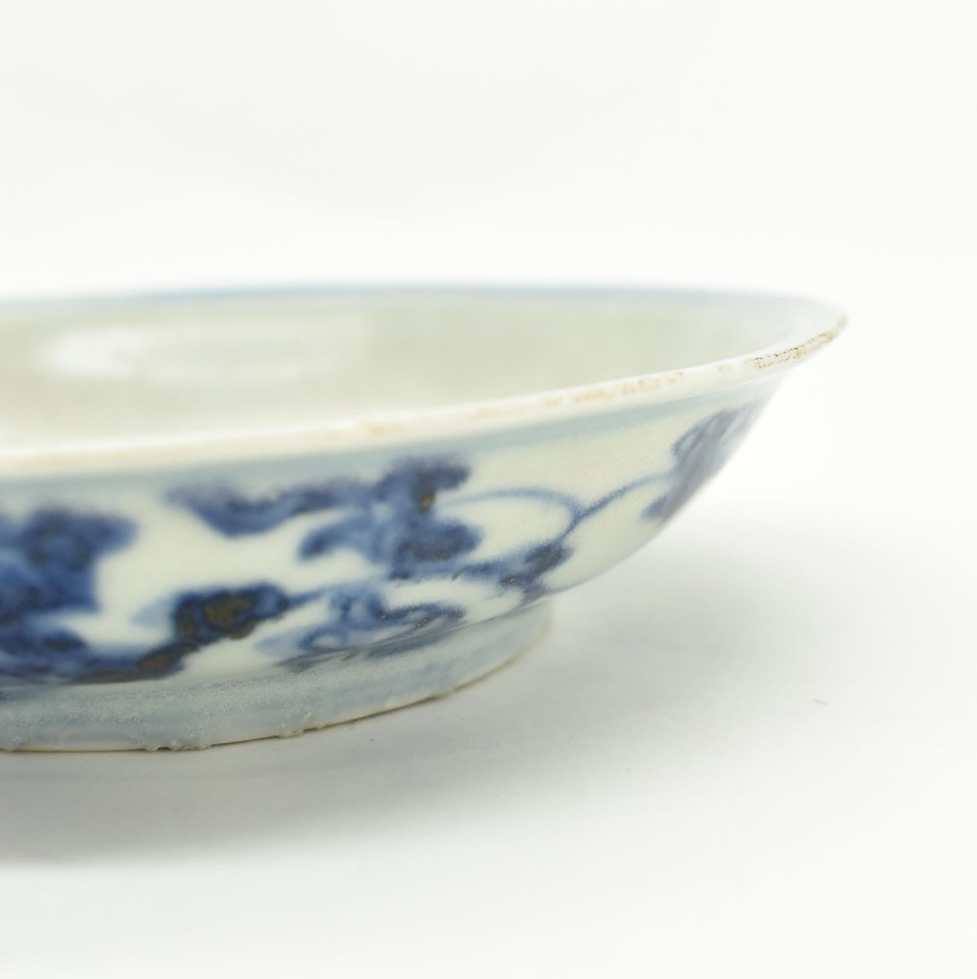 MING DYNASTY TRANSITIONAL BLUE AND WHITE PLATE 明 青花花卉碟 - Image 5 of 6