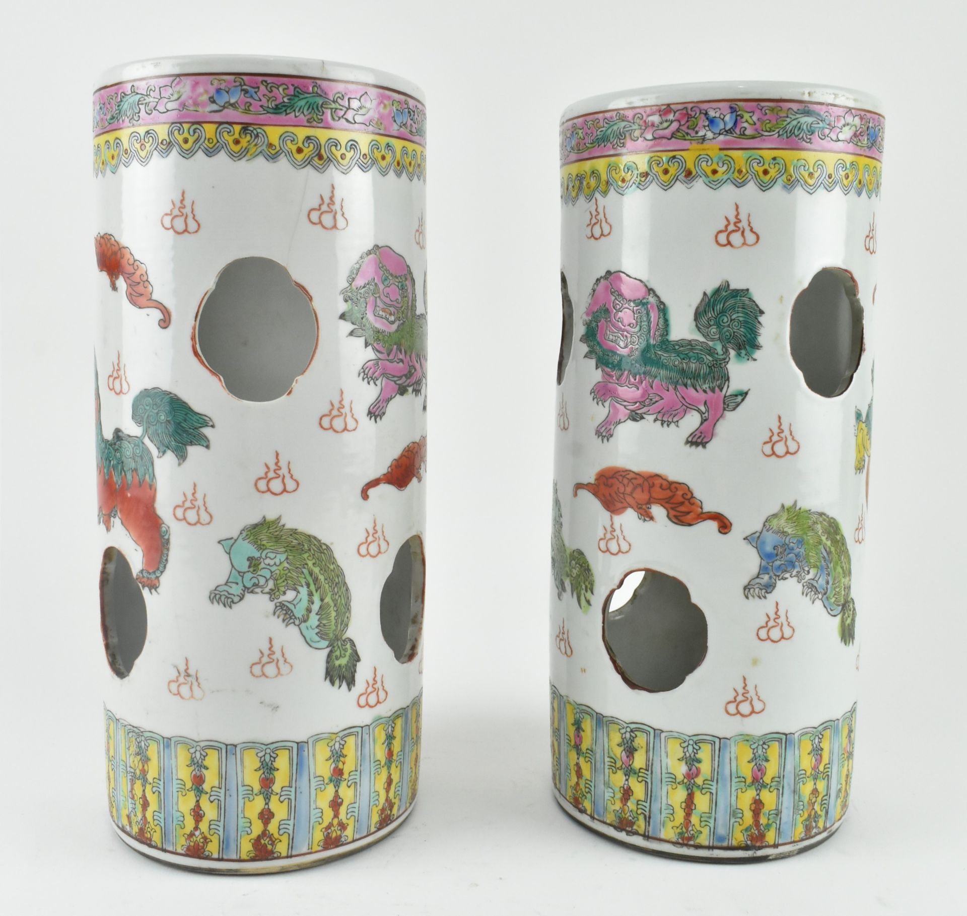 A PAIR OF CHINESE FAMILLE ROSE HAT STANDS 清 五狮官帽架一对 - Image 2 of 6